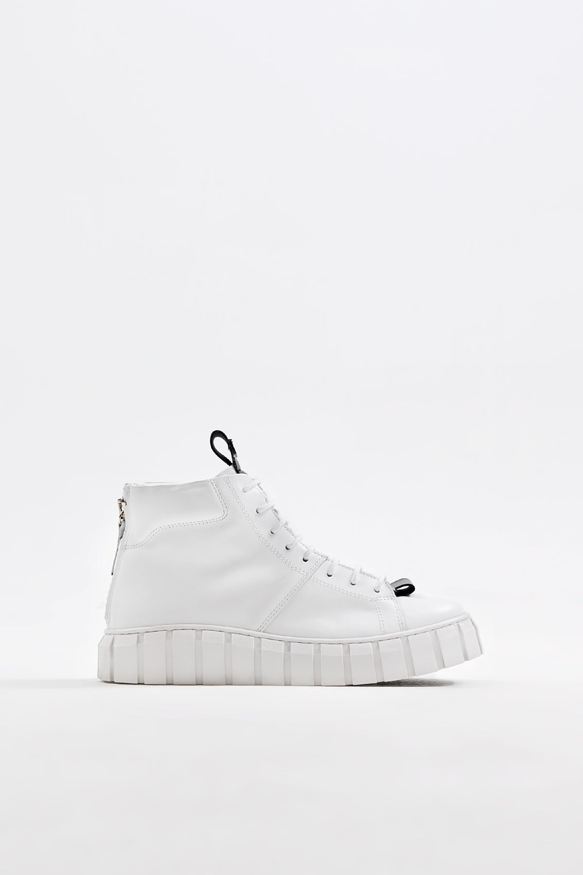 Beyaz Siyah Bot Black