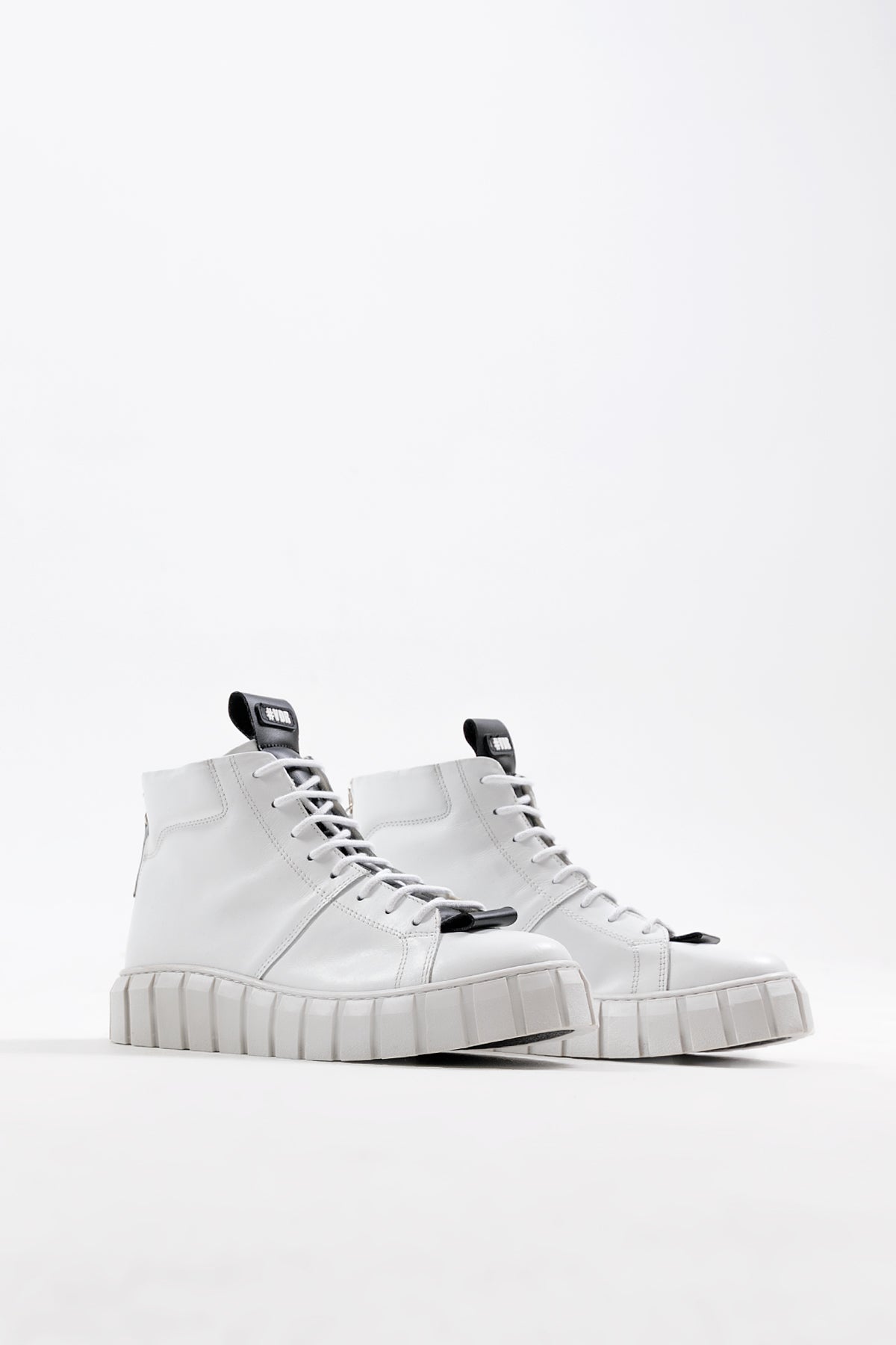 Beyaz Siyah Bot Black