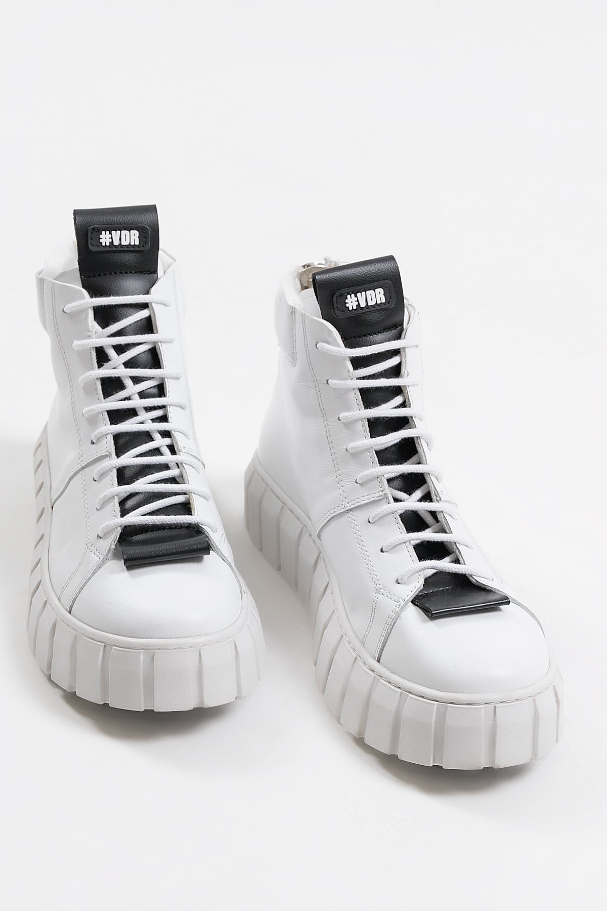 Beyaz Siyah Bot Black