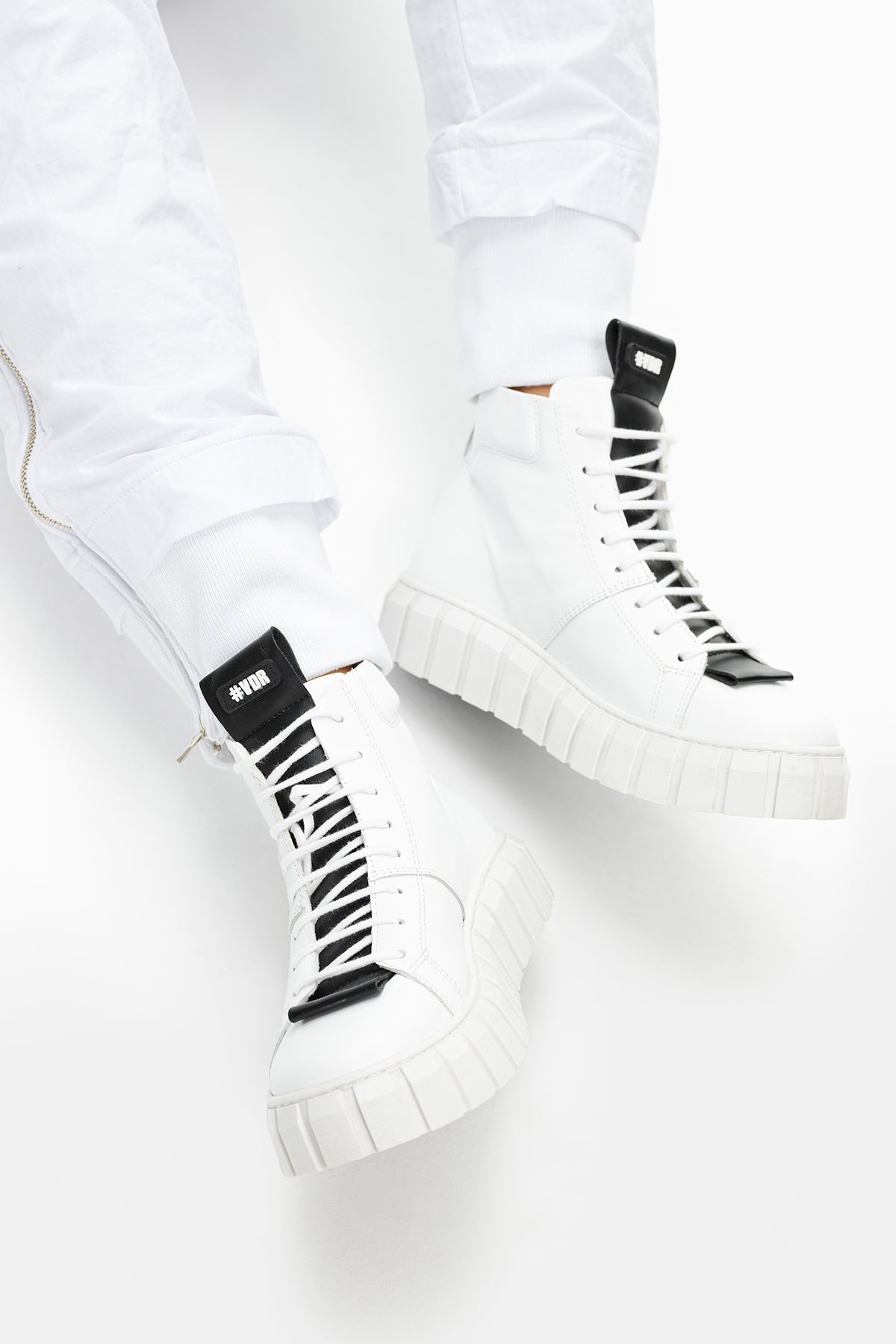 Beyaz Siyah Bot Black