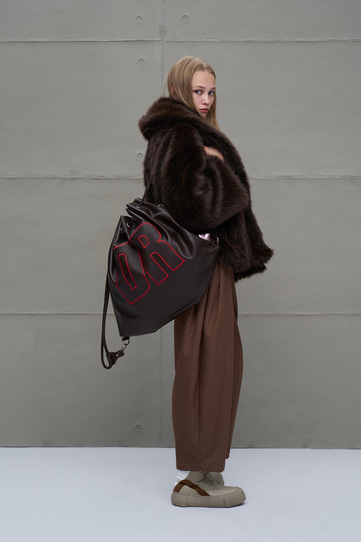 Kahverengi Büzgülü Sirt Çanta Leonis1