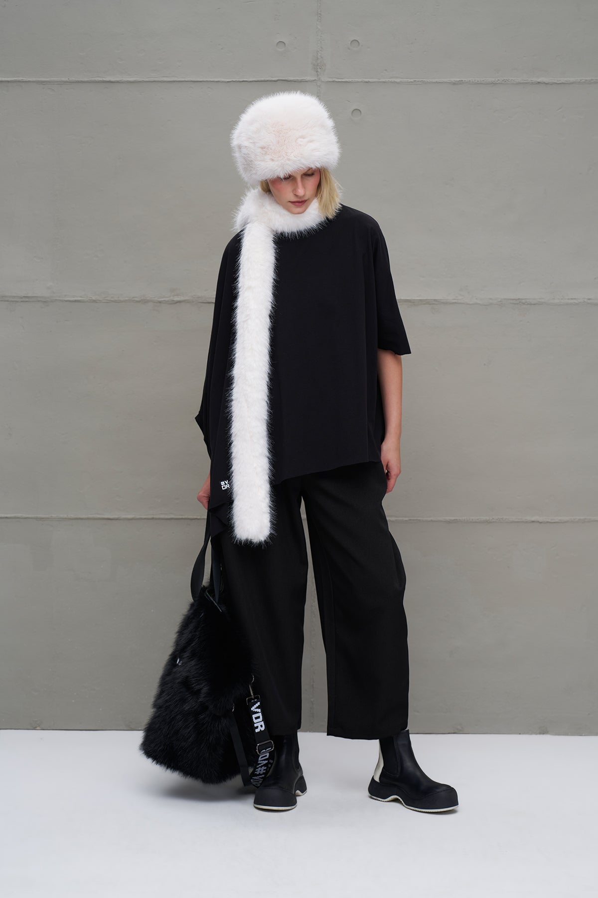 Ekru Kürk Görünümlü Sapka Postino