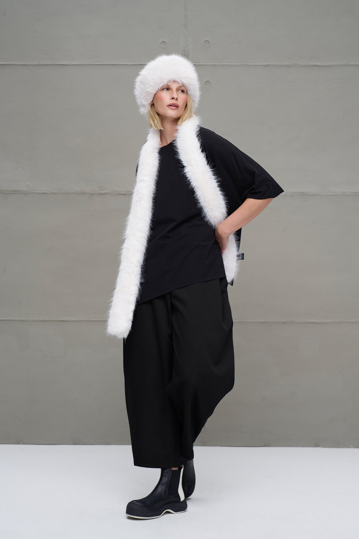 Ekru Kürk Görünümlü Sapka Postino