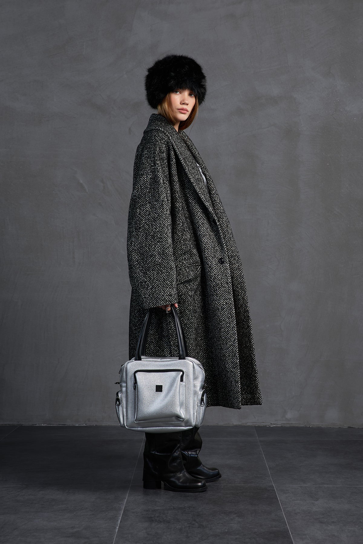 Siyah Kürk Görünümlü Şapka Postino