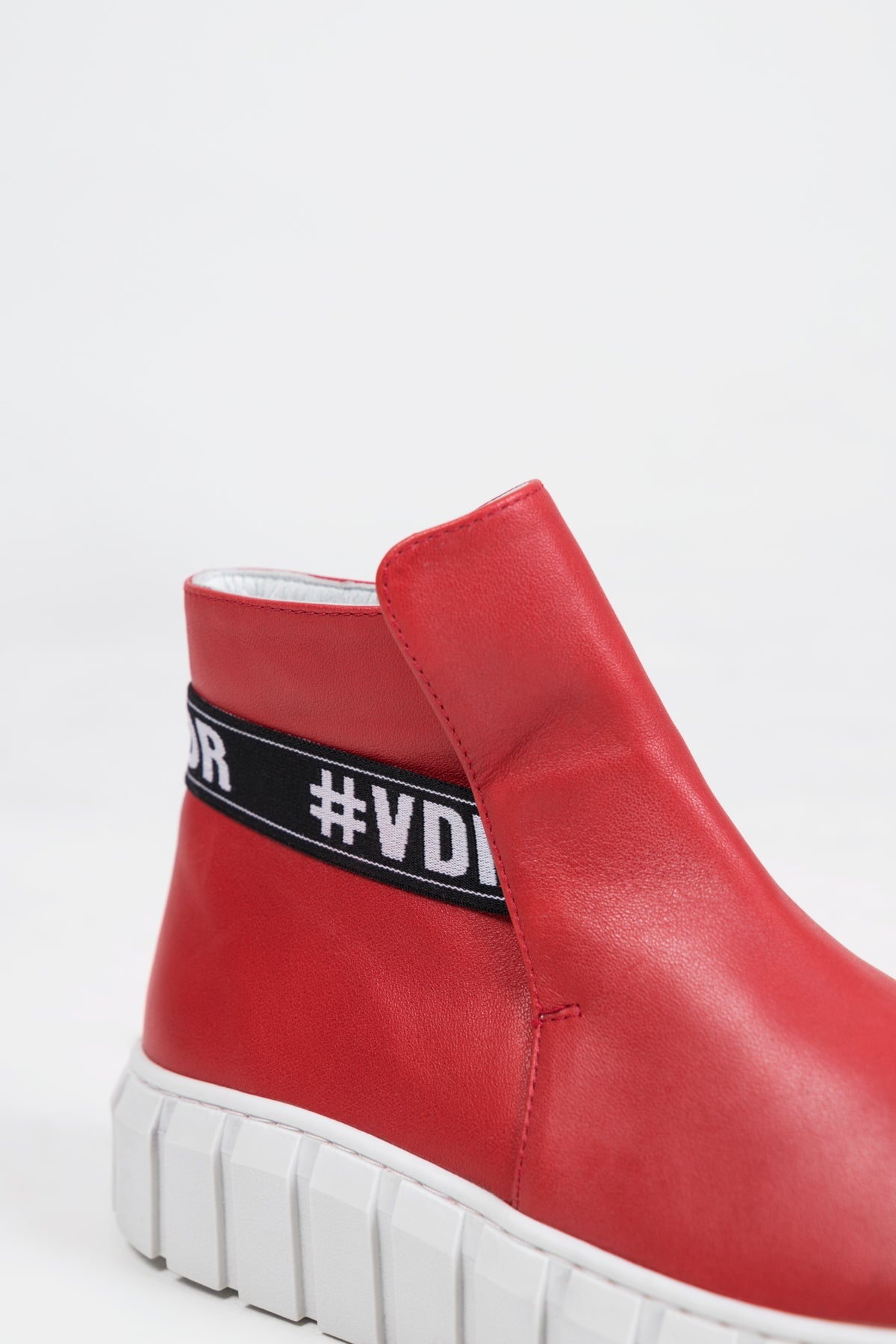 Kirmizi Beyaz Bot Red