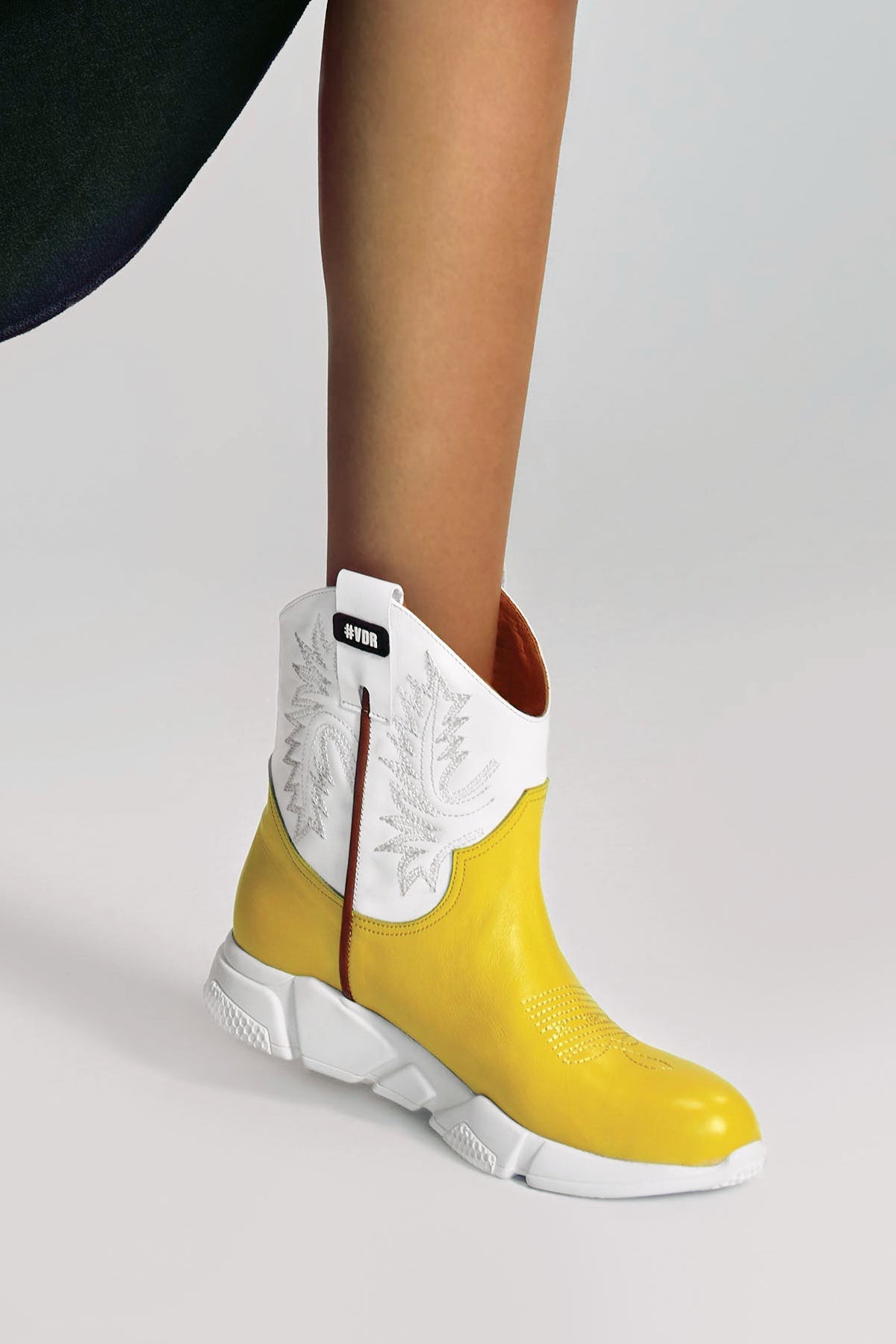 Sari Beyaz Ayakkabi Stantonio