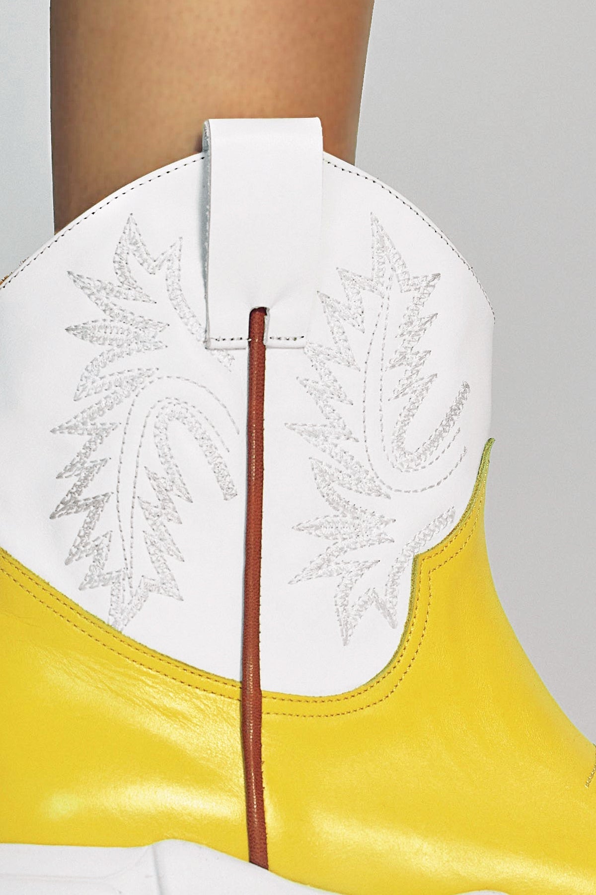 Sari Beyaz Ayakkabi Stantonio