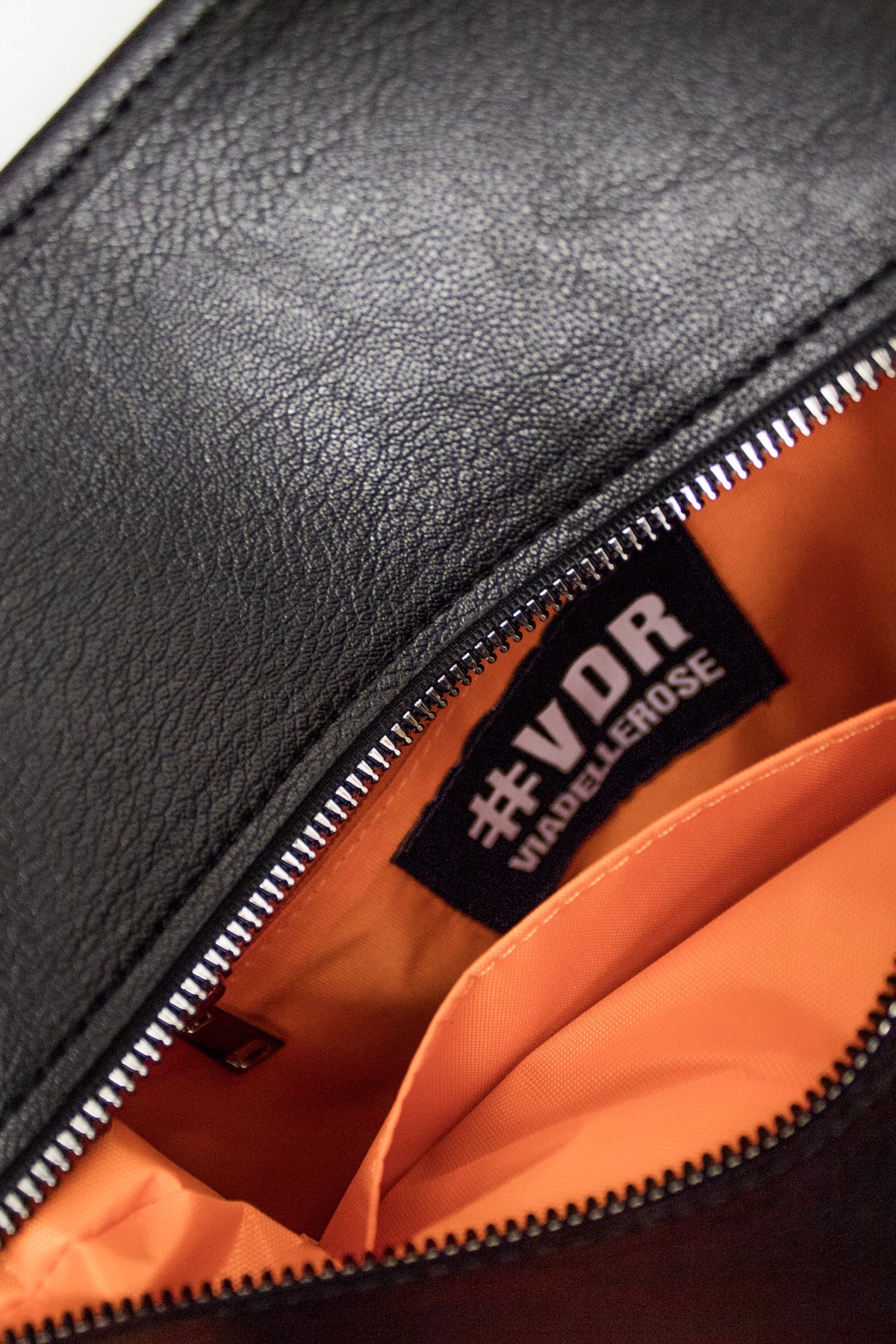 Parlak Siyah Çanta Strange