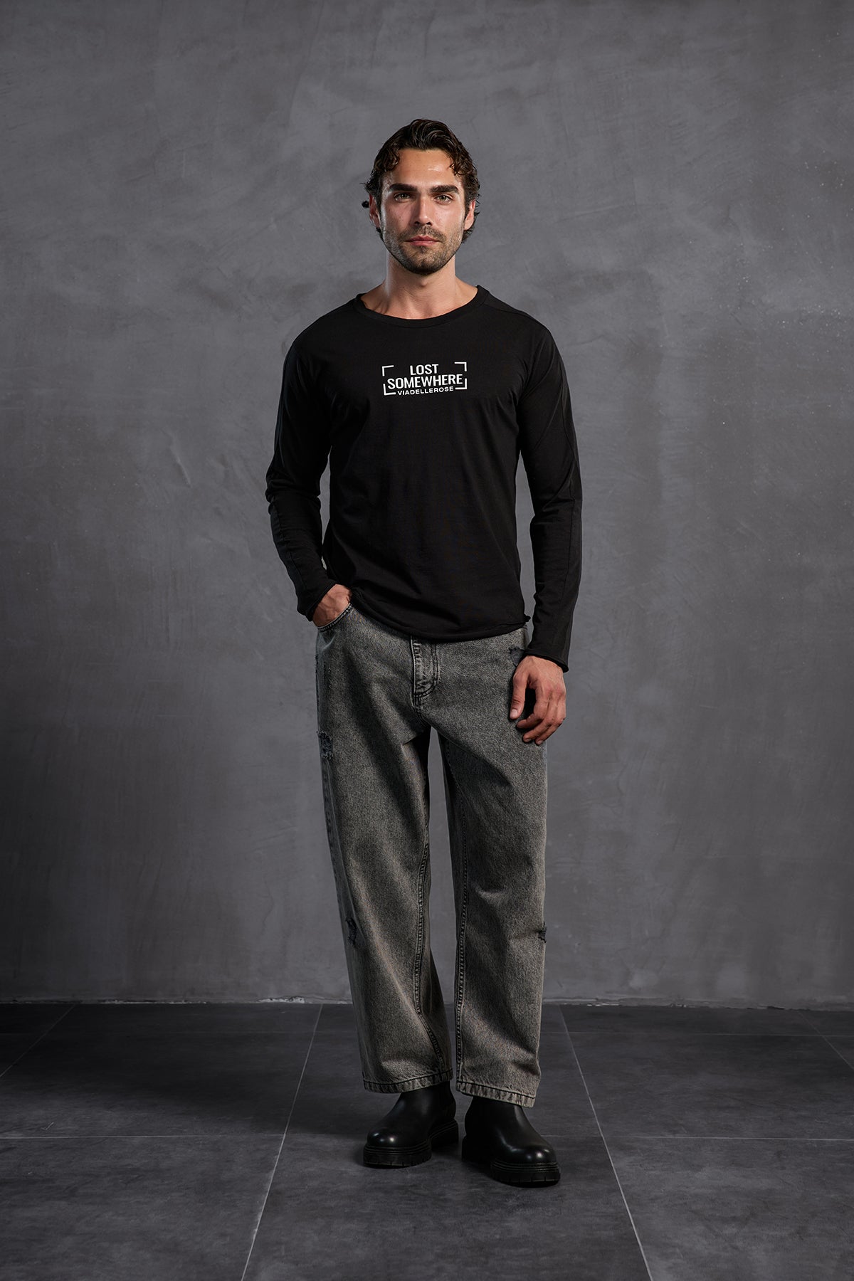 Siyah Sıfır Yaka Önü Yazılı T-Shirt 10011