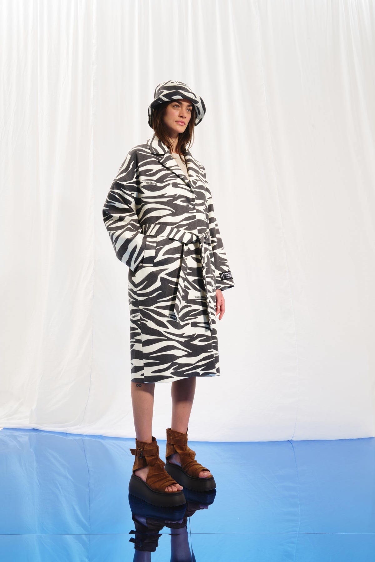 Siyah Ekru Zebra Desenli Yumusak Ceket 17383