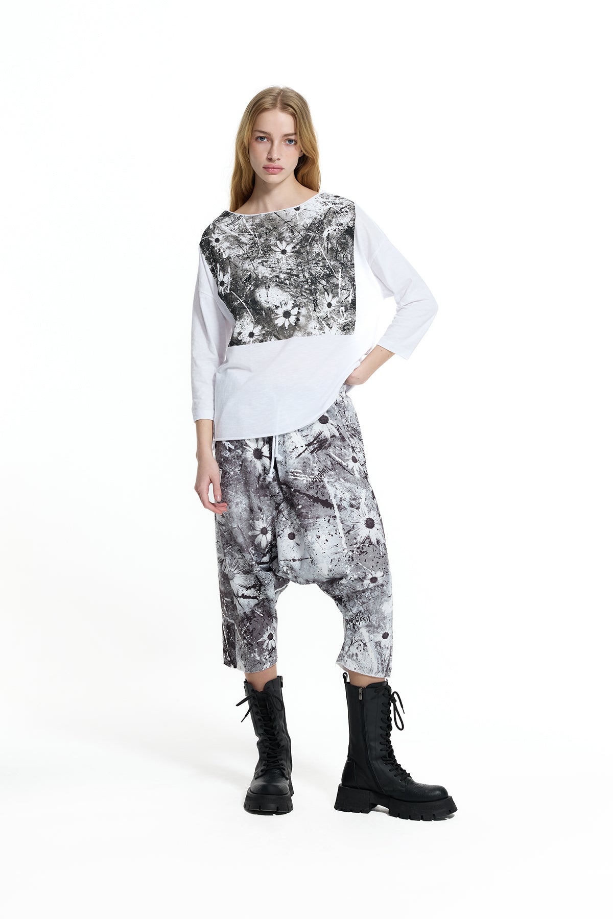 Beyaz Sanatsal Çiçek Panel Detaylı Oversize T-Shirt 19083