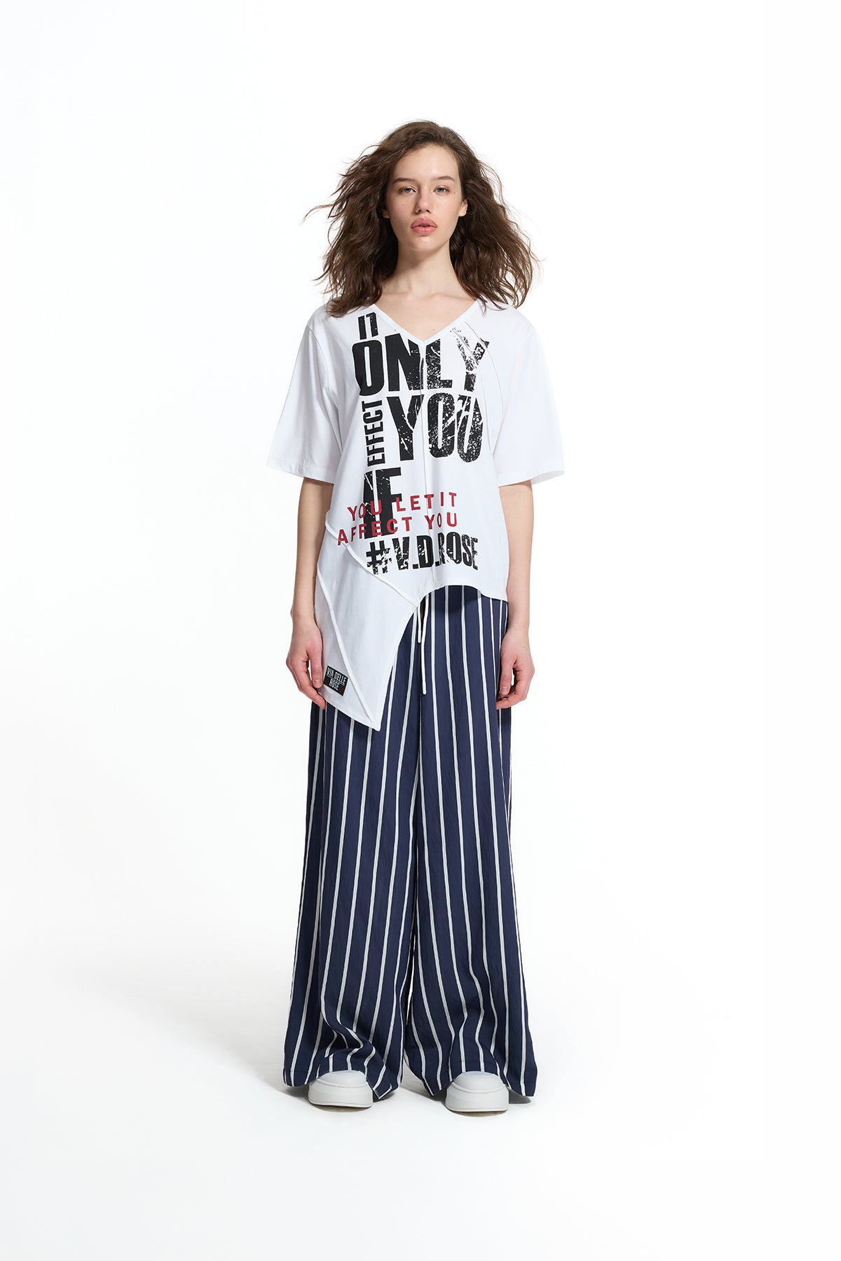 Beyaz Yazı Baskılı Asimetrik T-Shirt 19140