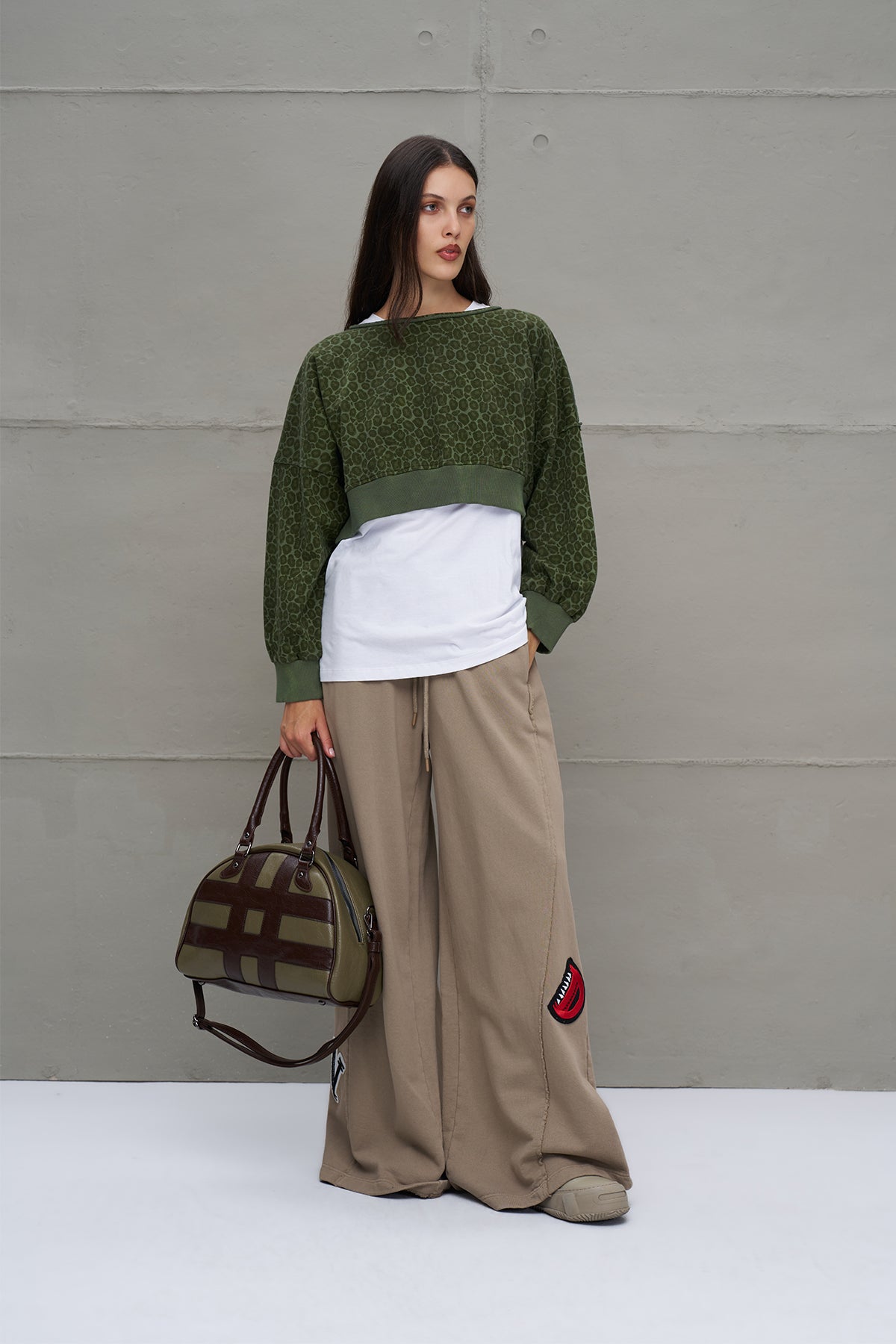 Yesil Leoparli Kisa Sweatshirt 18013