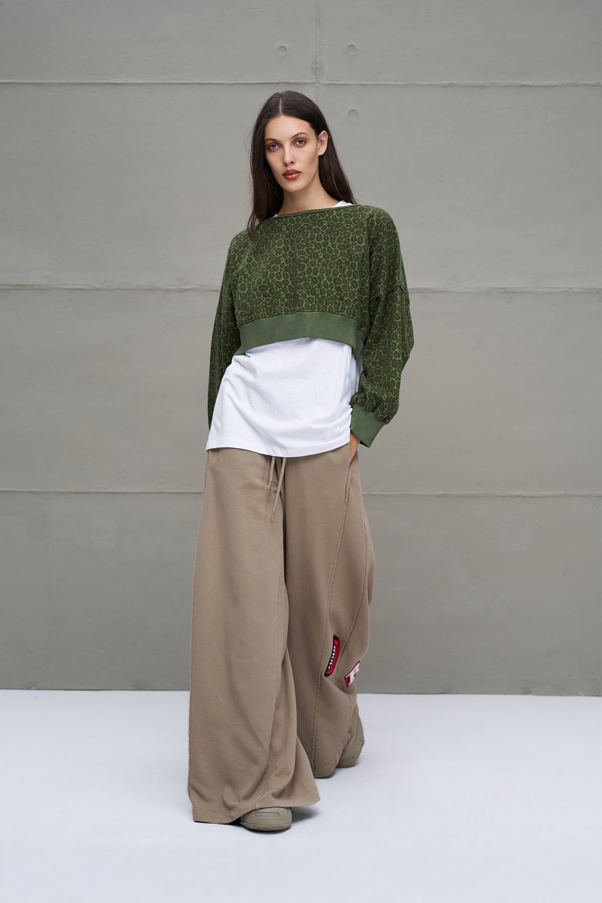 Yesil Leoparli Kisa Sweatshirt 18013