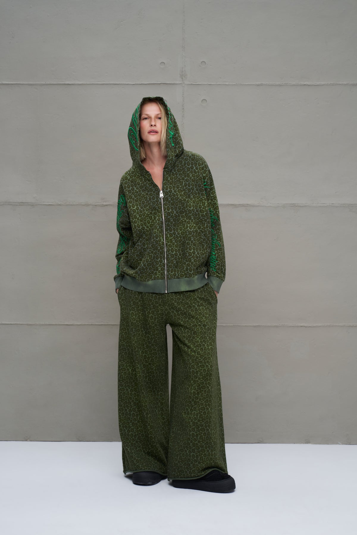 Yesil Leoparli Genis Kesim Pantolon 18014