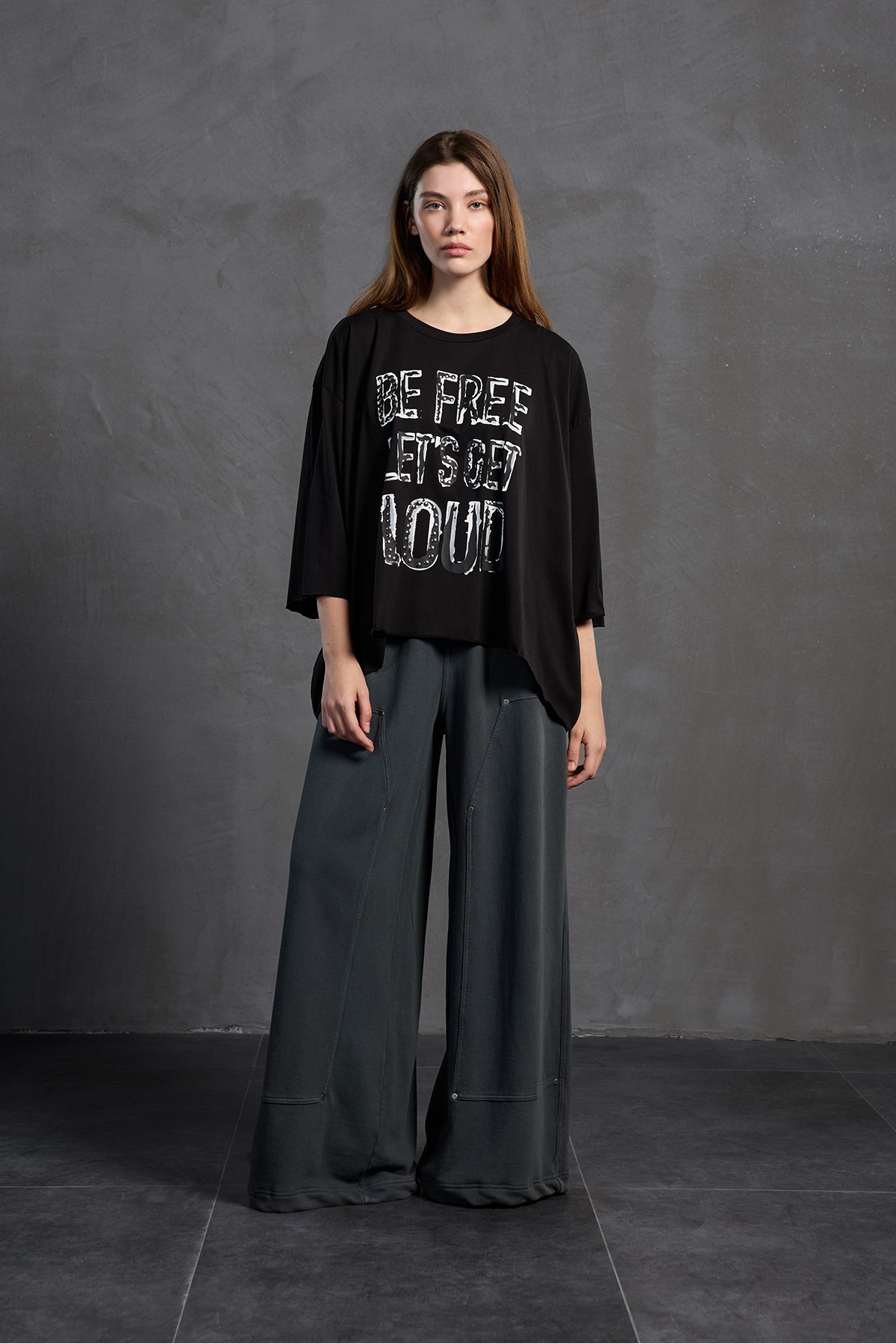 Siyah Sloganli Asimetrik Oversize T-Shirt 18035