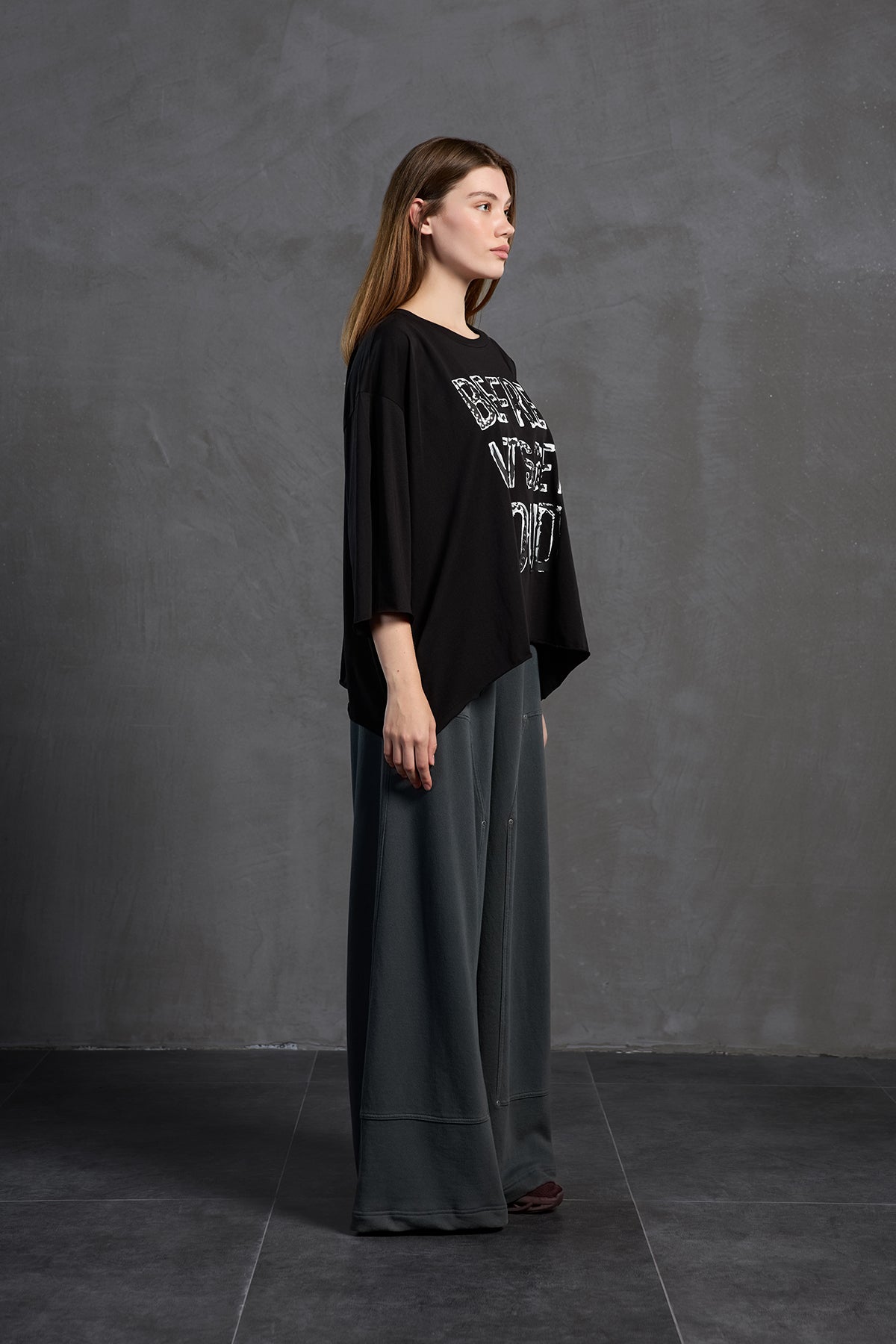 Siyah Sloganli Asimetrik Oversize T-Shirt 18035