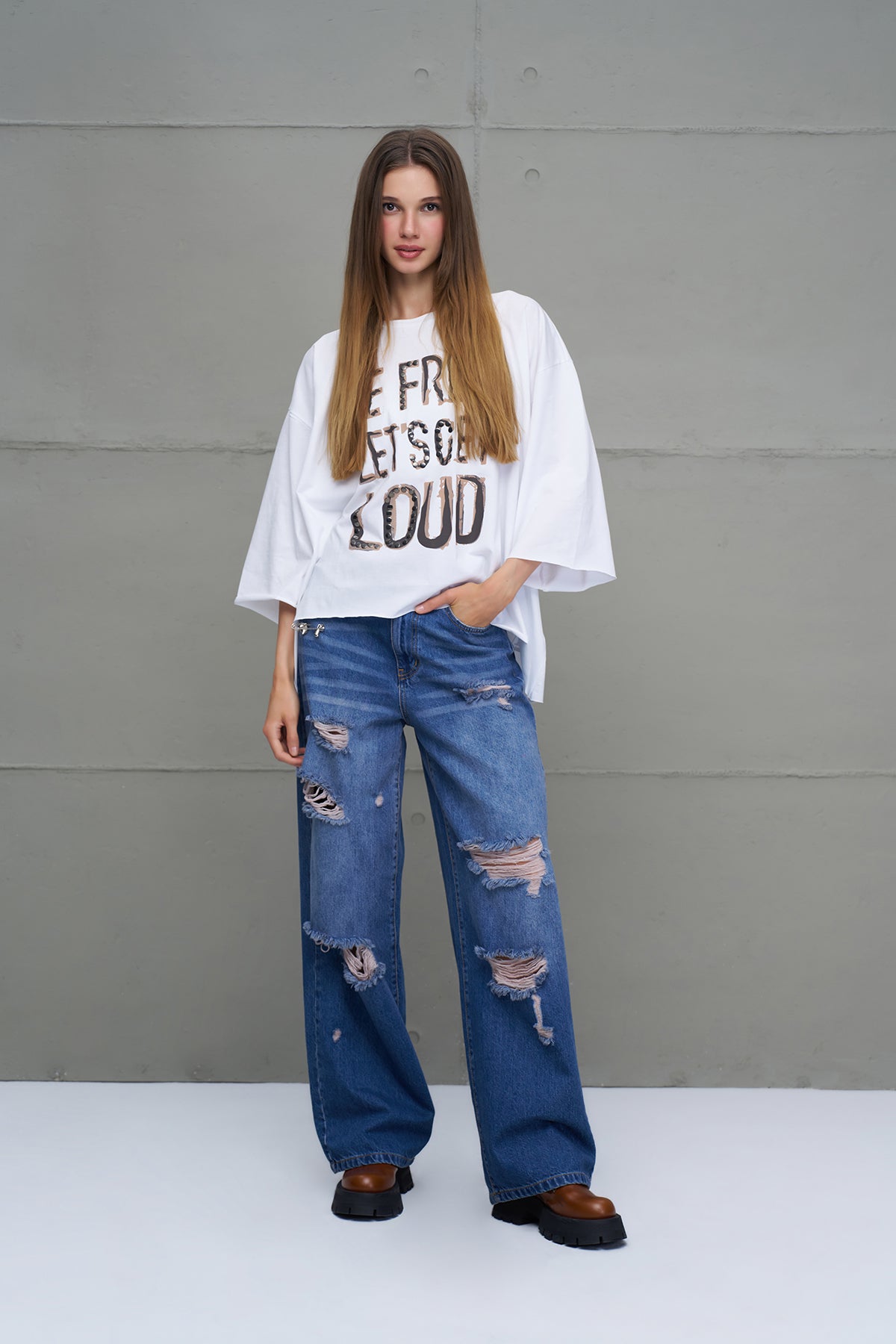Beyaz Sloganli Asimetrik Oversize T-Shirt 18035