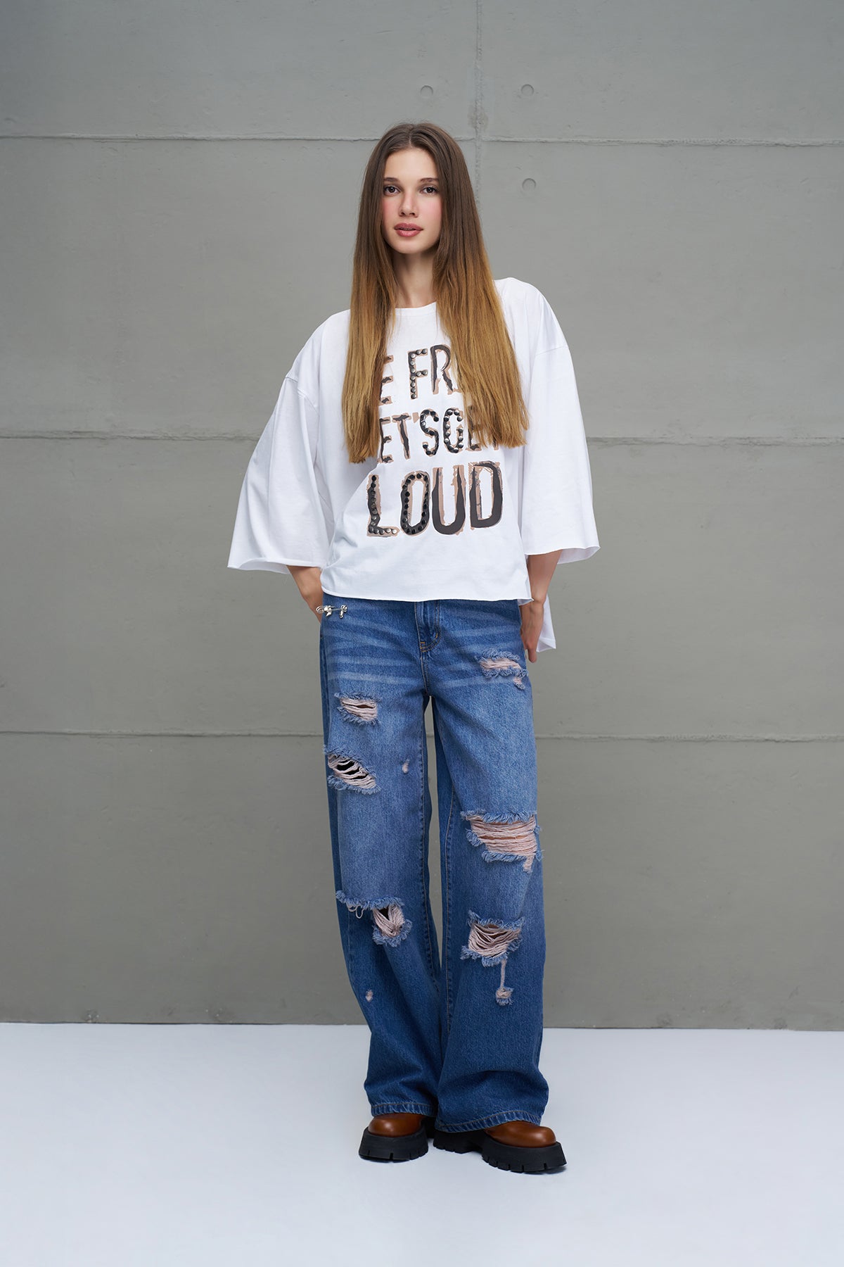 Beyaz Sloganli Asimetrik Oversize T-Shirt 18035