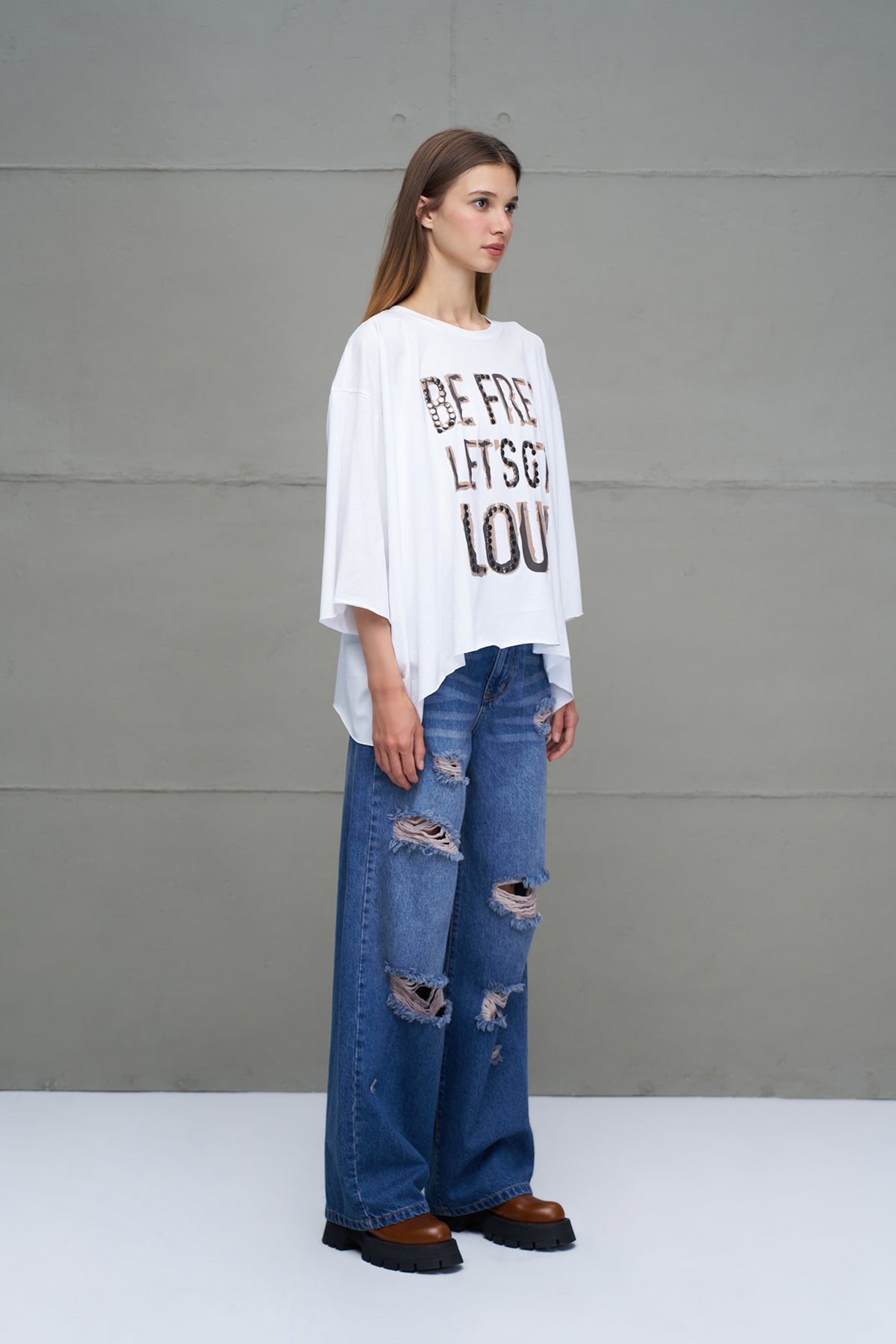 Beyaz Sloganli Asimetrik Oversize T-Shirt 18035