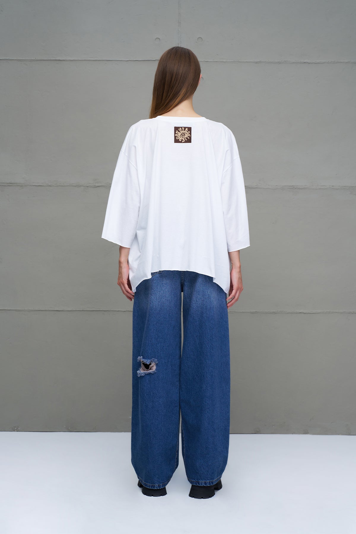 Beyaz Sloganli Asimetrik Oversize T-Shirt 18035