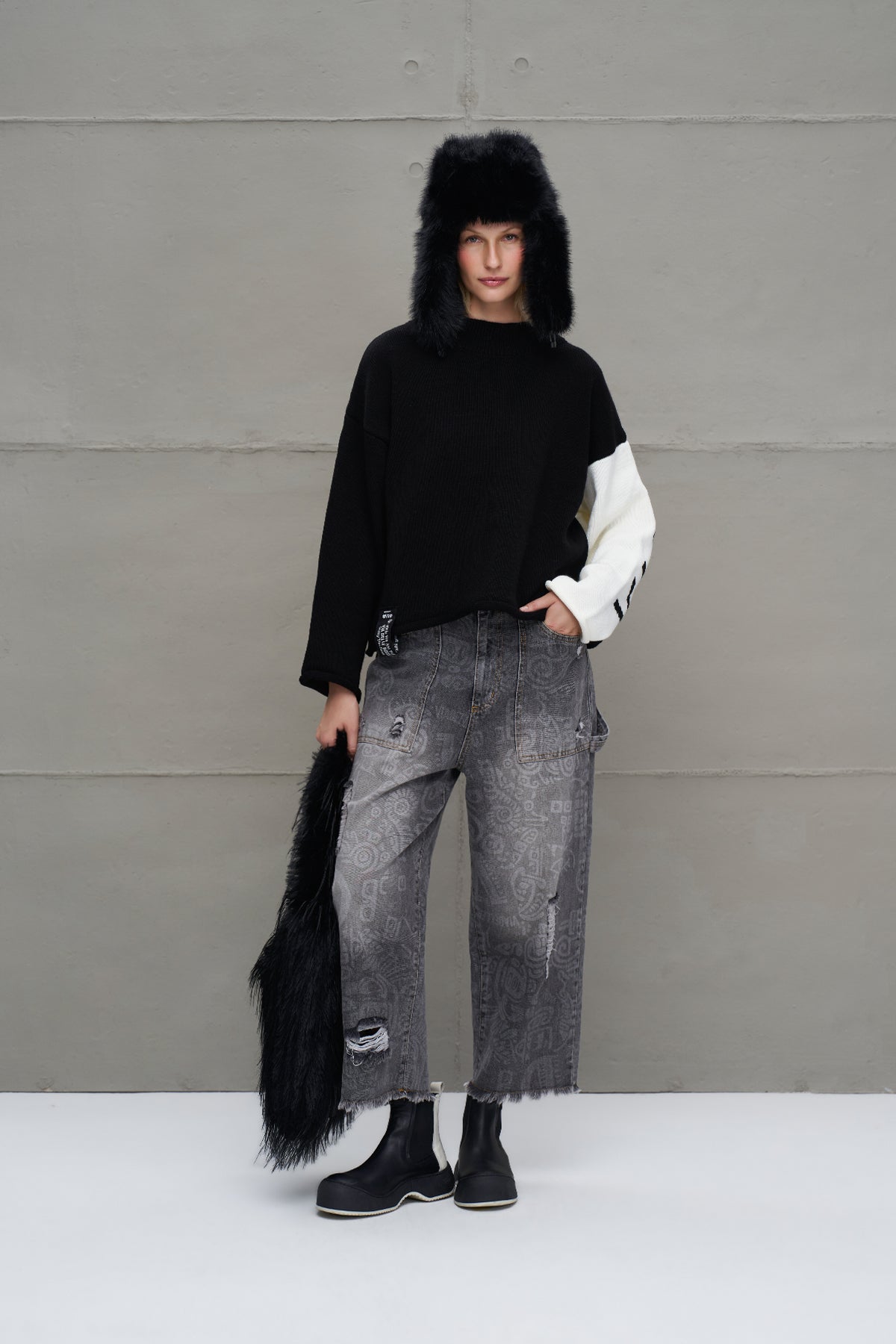 Siyah Ekru Yazi Detayli Triko Kazak 18068