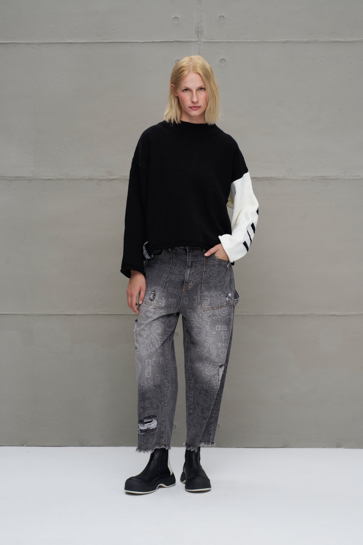 Siyah Ekru Yazi Detayli Triko Kazak 18068