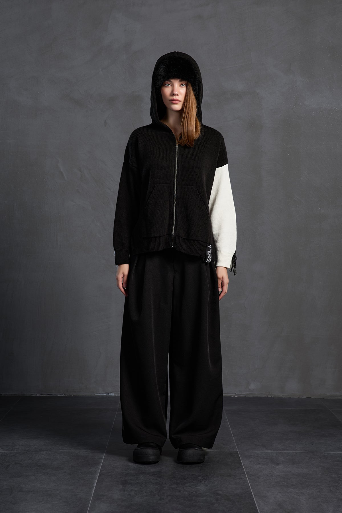 Siyah Ekru Kapüsonlu Fermuarli Oversize Kazak 18070