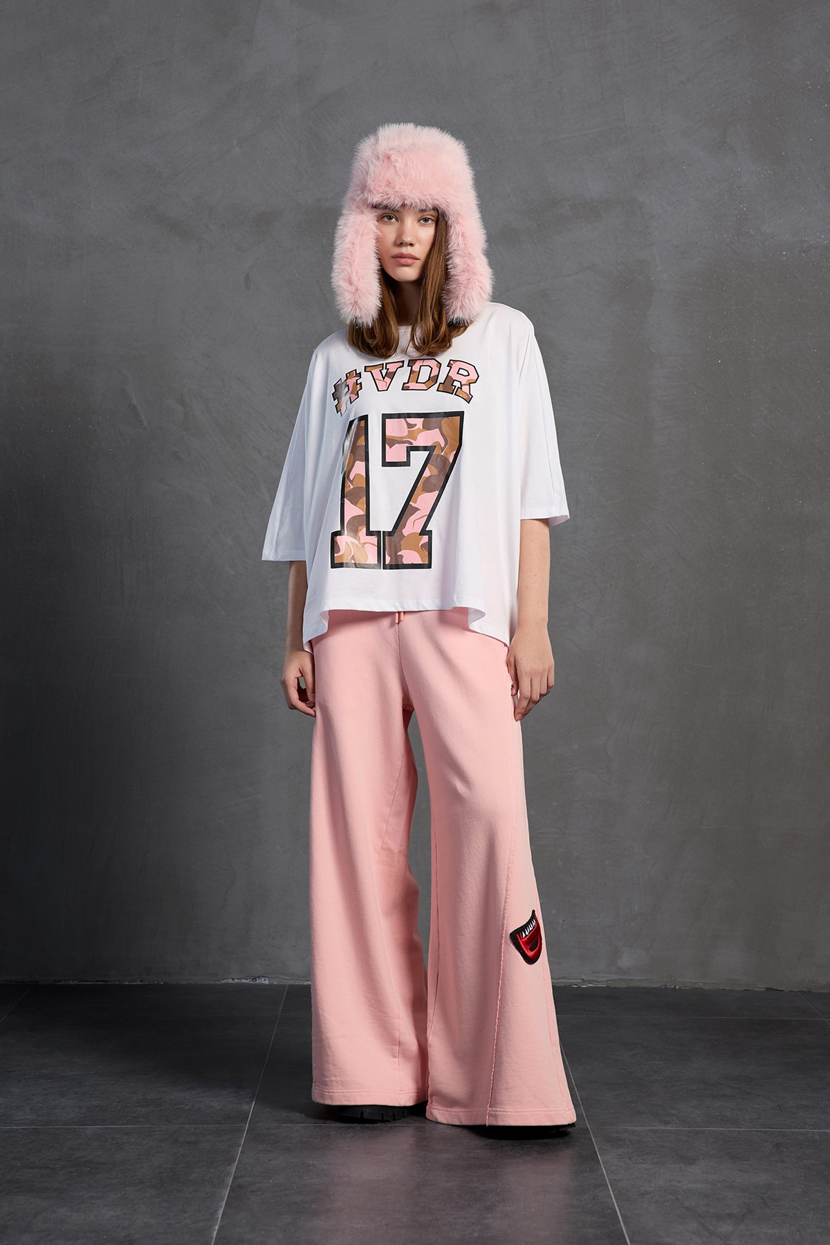 Beyaz Baskili Asimetrik Oversize T-Shirt 18282