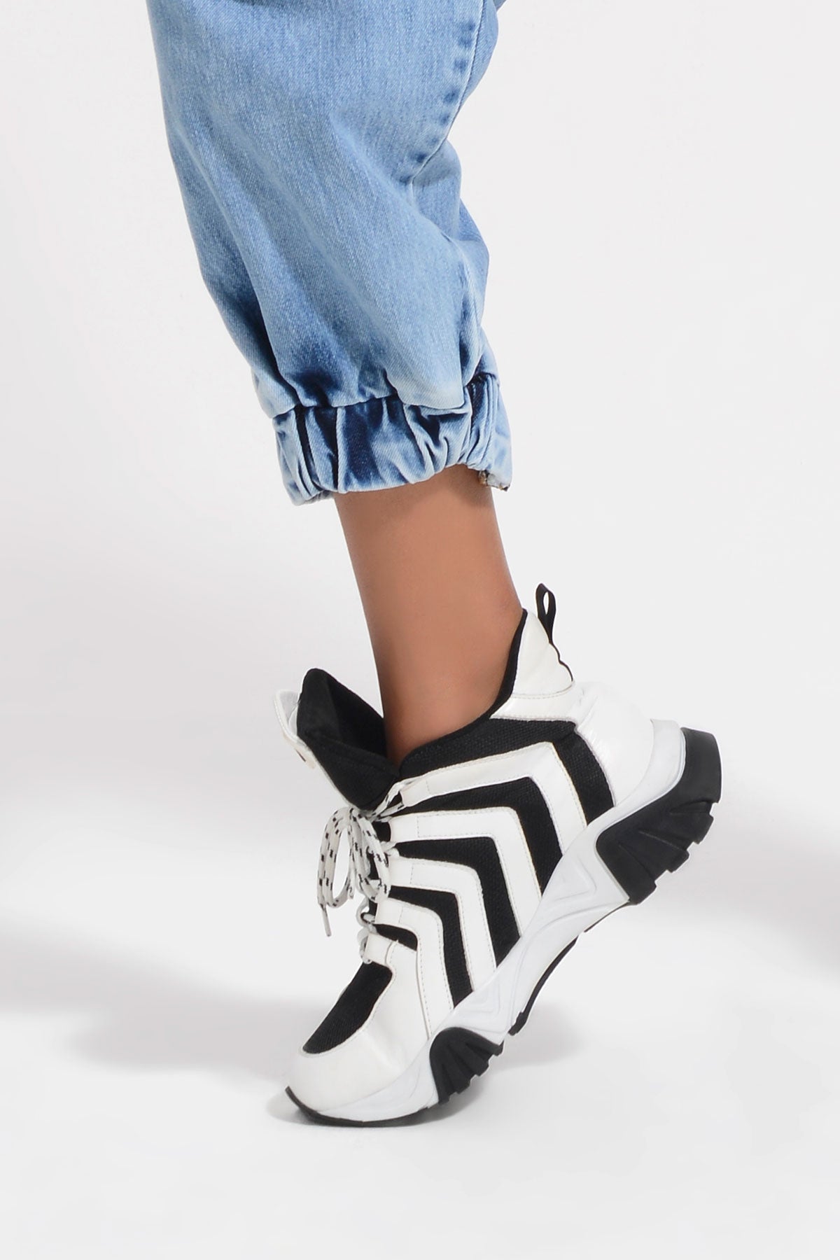 Beyaz Siyah Ayakkabi Ze