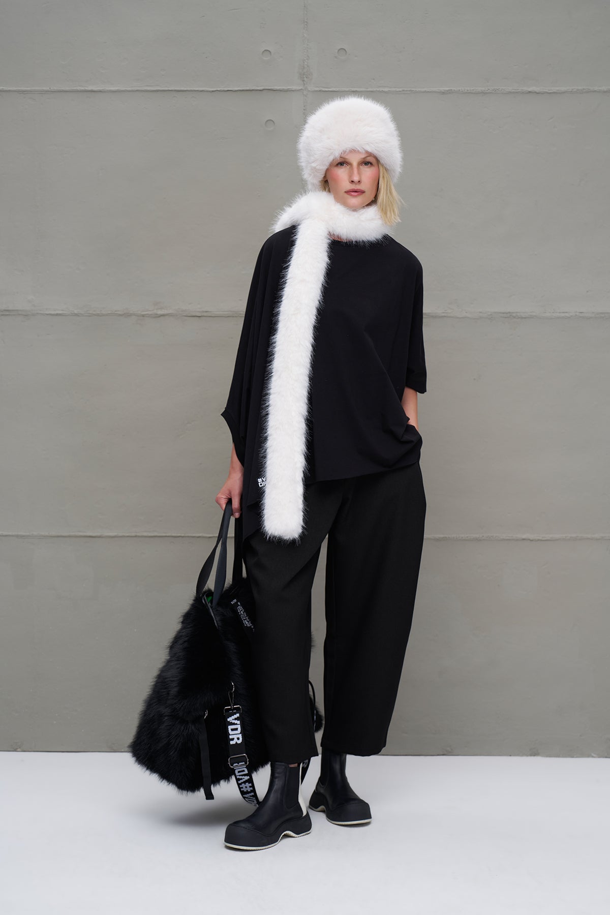 Ekru Kürk Görünümlü Sapka Postino