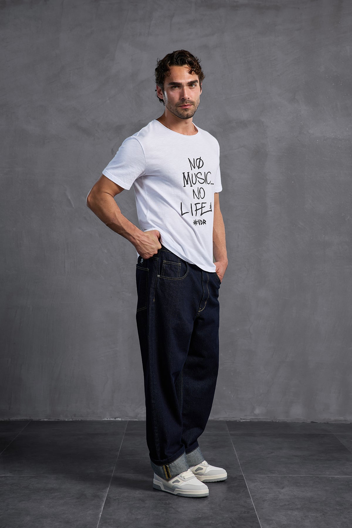 Beyaz Bisiklet Yaka Baskılı  T-Shirt 10009