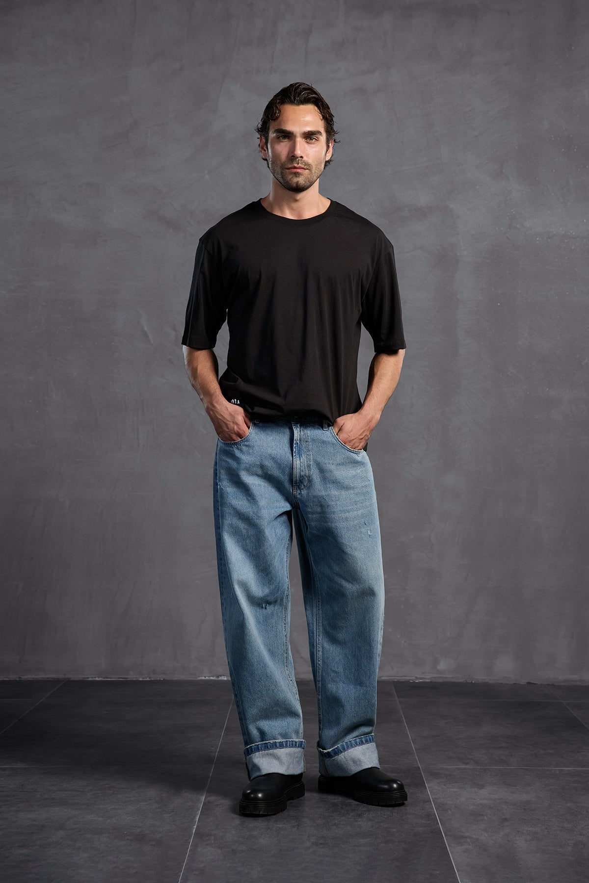 Siyah Sıfır Yaka Arkası Baskılı T-Shirt 10010