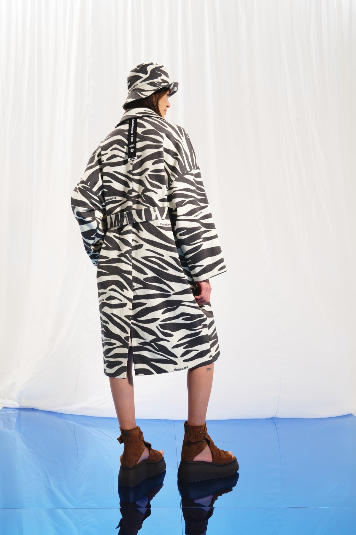 Siyah Ekru Zebra Desenli Yumusak Ceket 17383