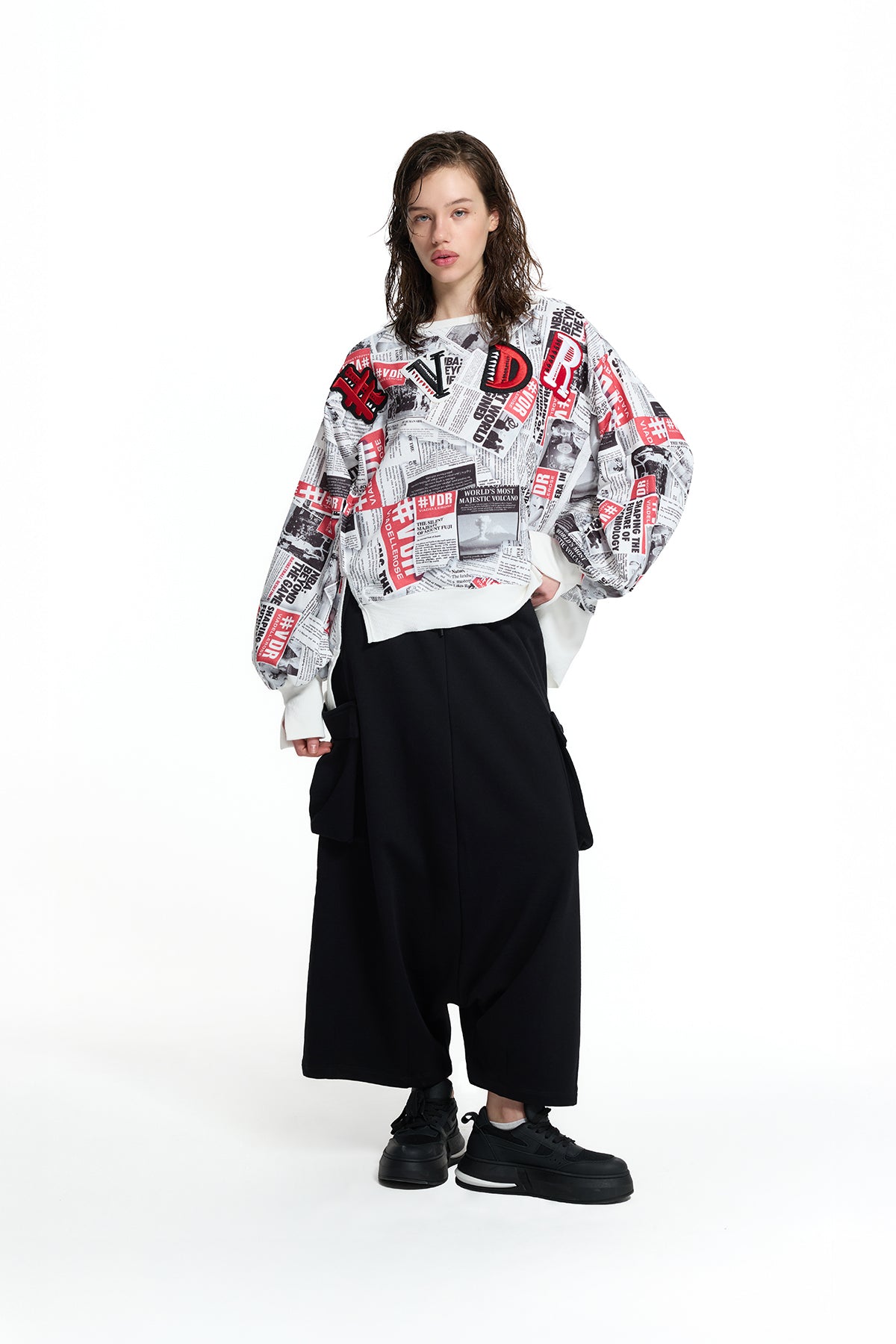 Beyaz Siyah Gazete Baskılı Ribanalı Oversize Sweatshirt 19033