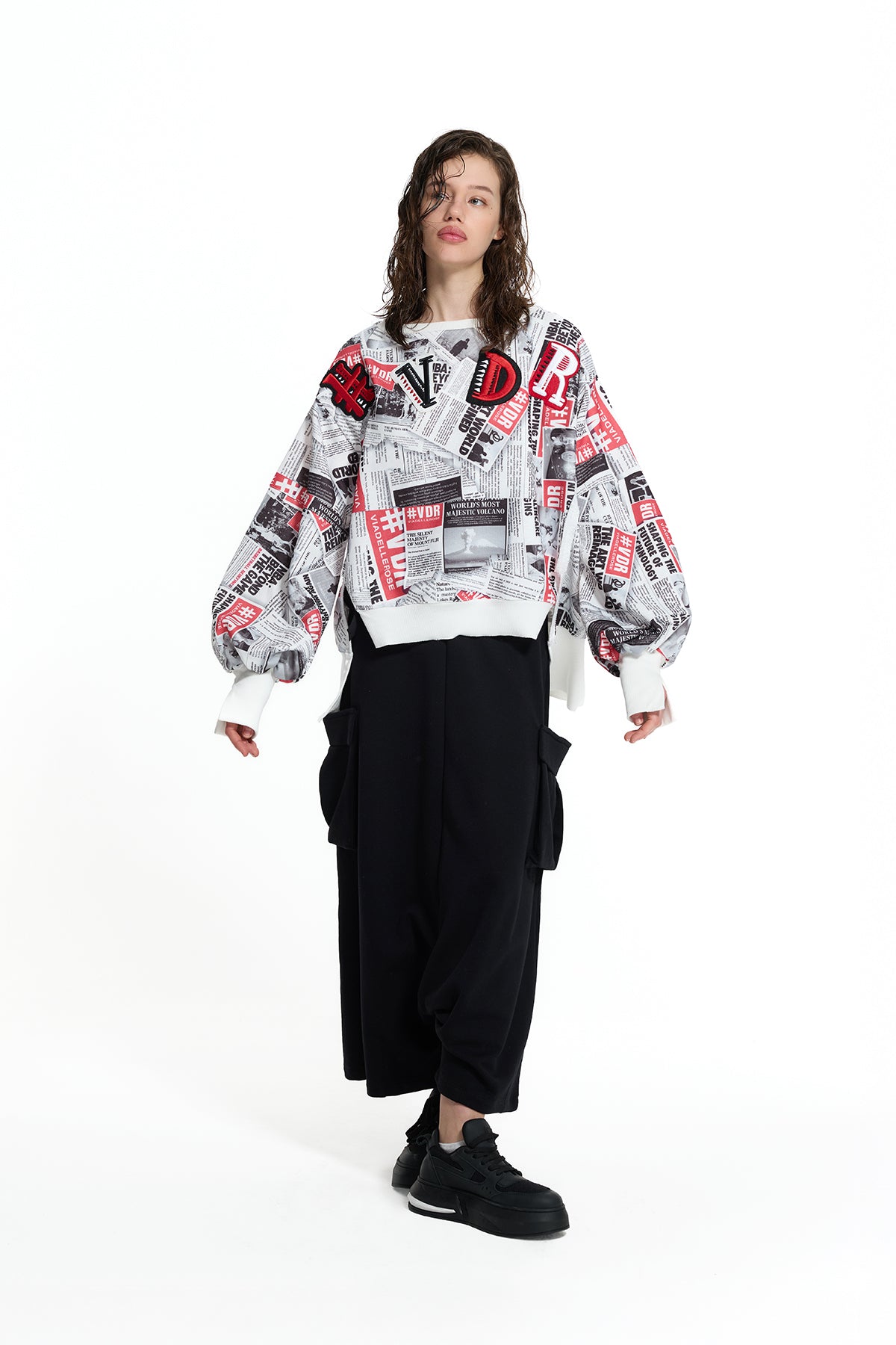 Beyaz Siyah Gazete Baskılı Ribanalı Oversize Sweatshirt 19033