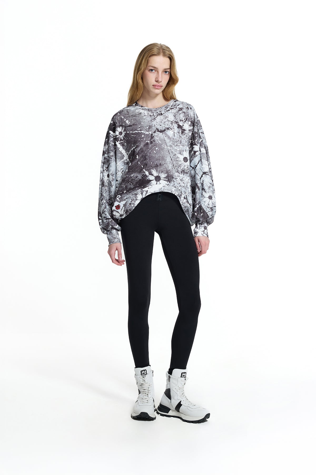 Siyah Beyaz Boya Efektli Çiçek Desenli Arma Detaylı Crop Sweatshirt 19046