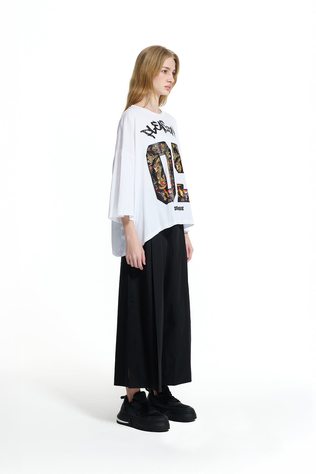 Beyaz Barok Grafik Baskılı Crop Oversize T-Shirt 19082