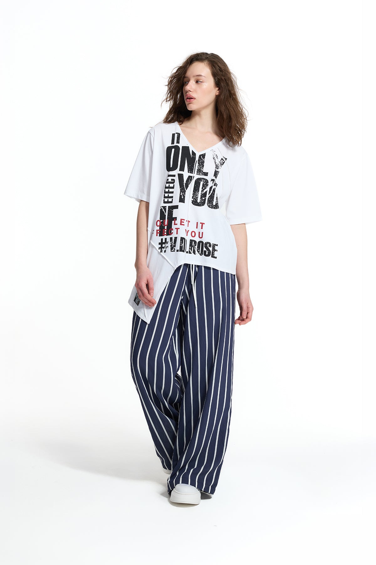 Beyaz Yazı Baskılı Asimetrik T-Shirt 19140