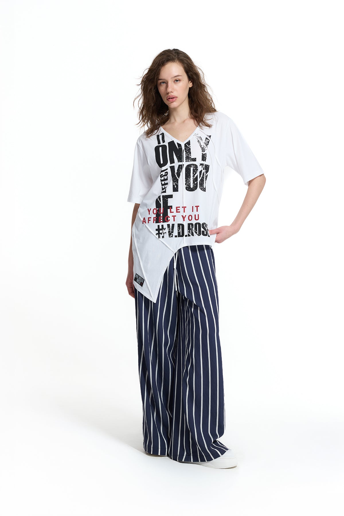 Beyaz Yazı Baskılı Asimetrik T-Shirt 19140