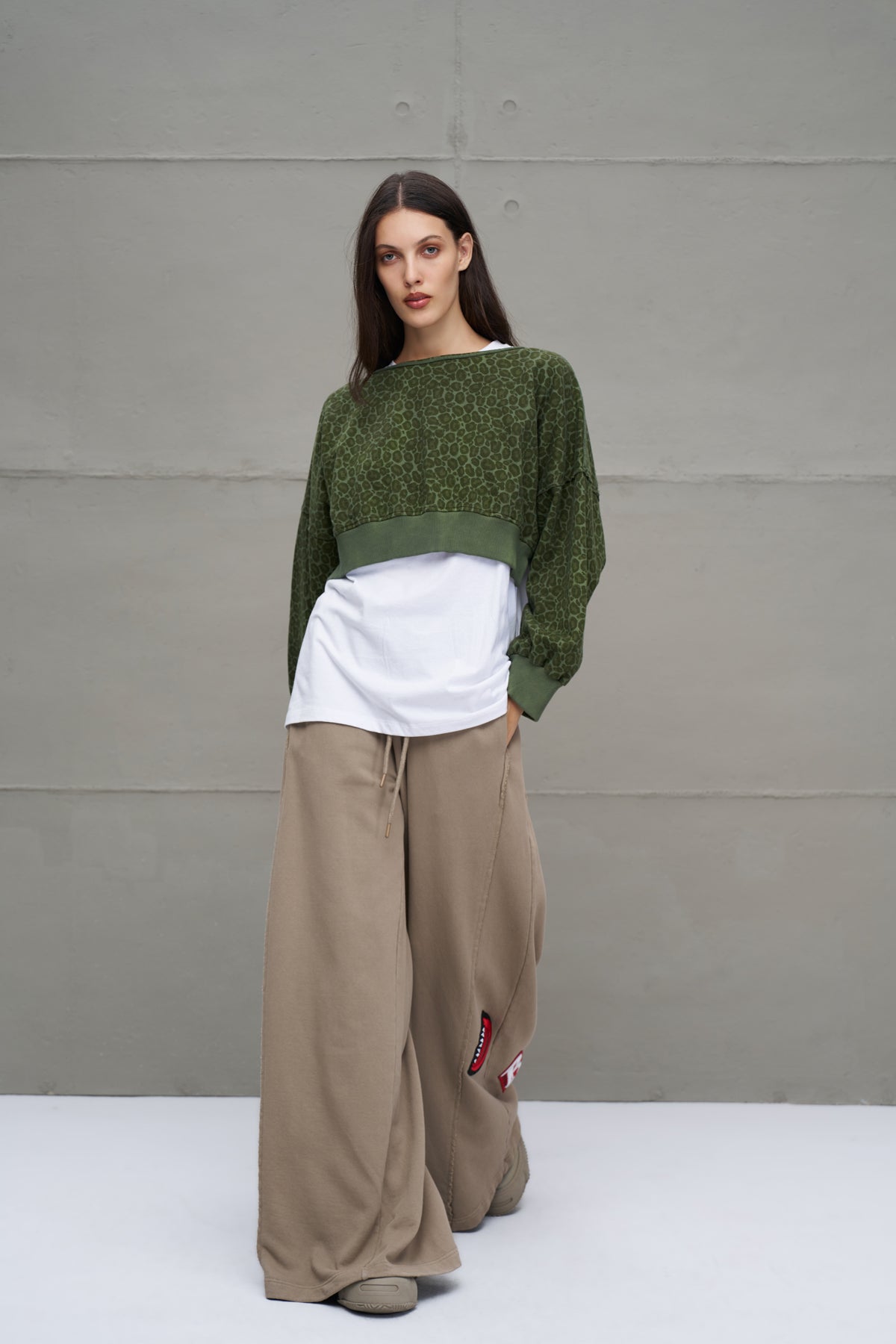 Yesil Leoparli Kisa Sweatshirt 18013