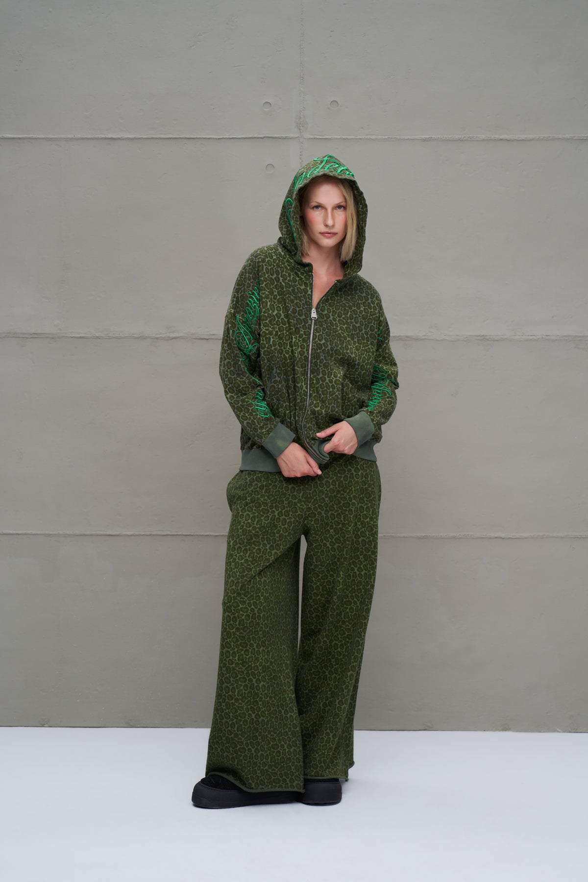 Yesil Leoparli Genis Kesim Pantolon 18014