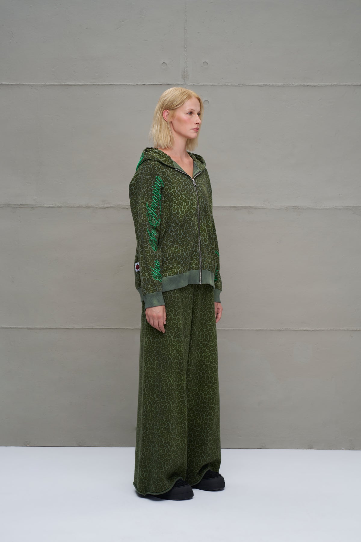 Yesil Leoparli Genis Kesim Pantolon 18014