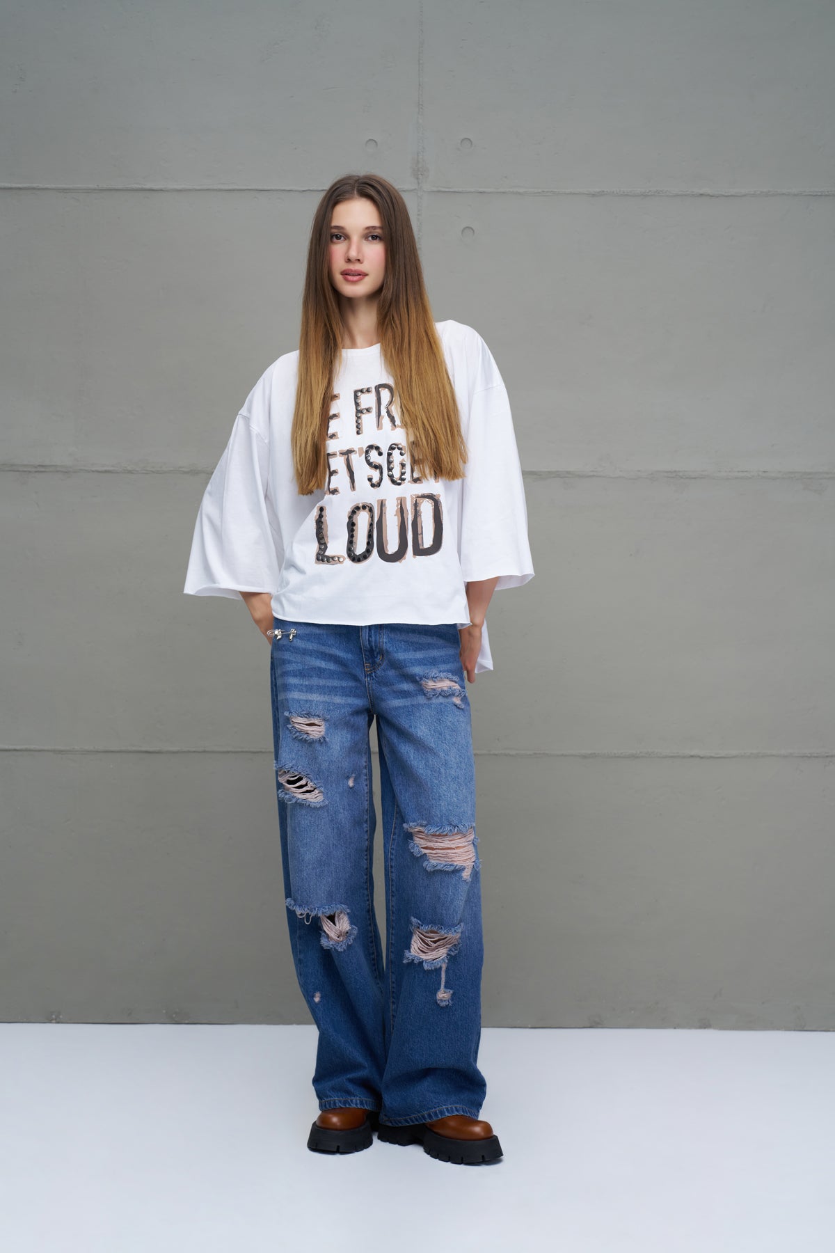 Beyaz Sloganli Asimetrik Oversize T-Shirt 18035