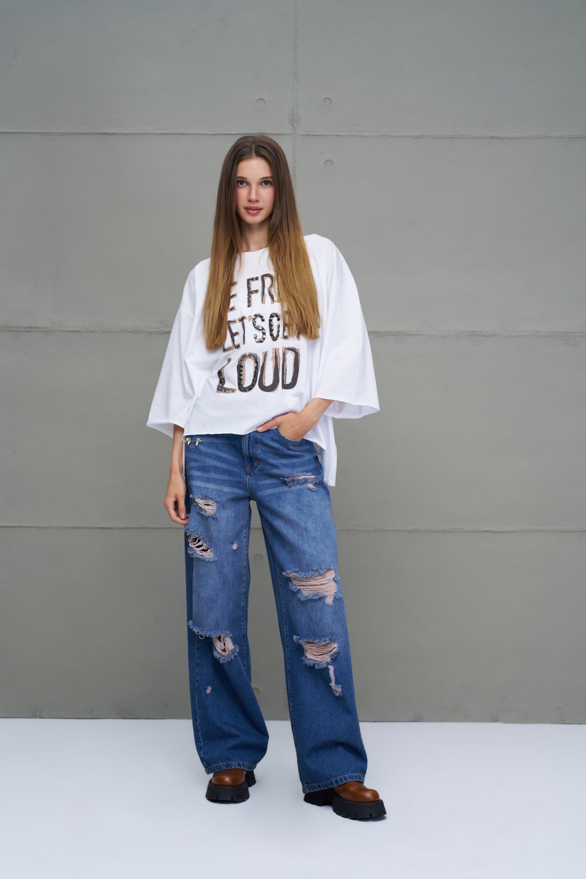 Beyaz Sloganli Asimetrik Oversize T-Shirt 18035