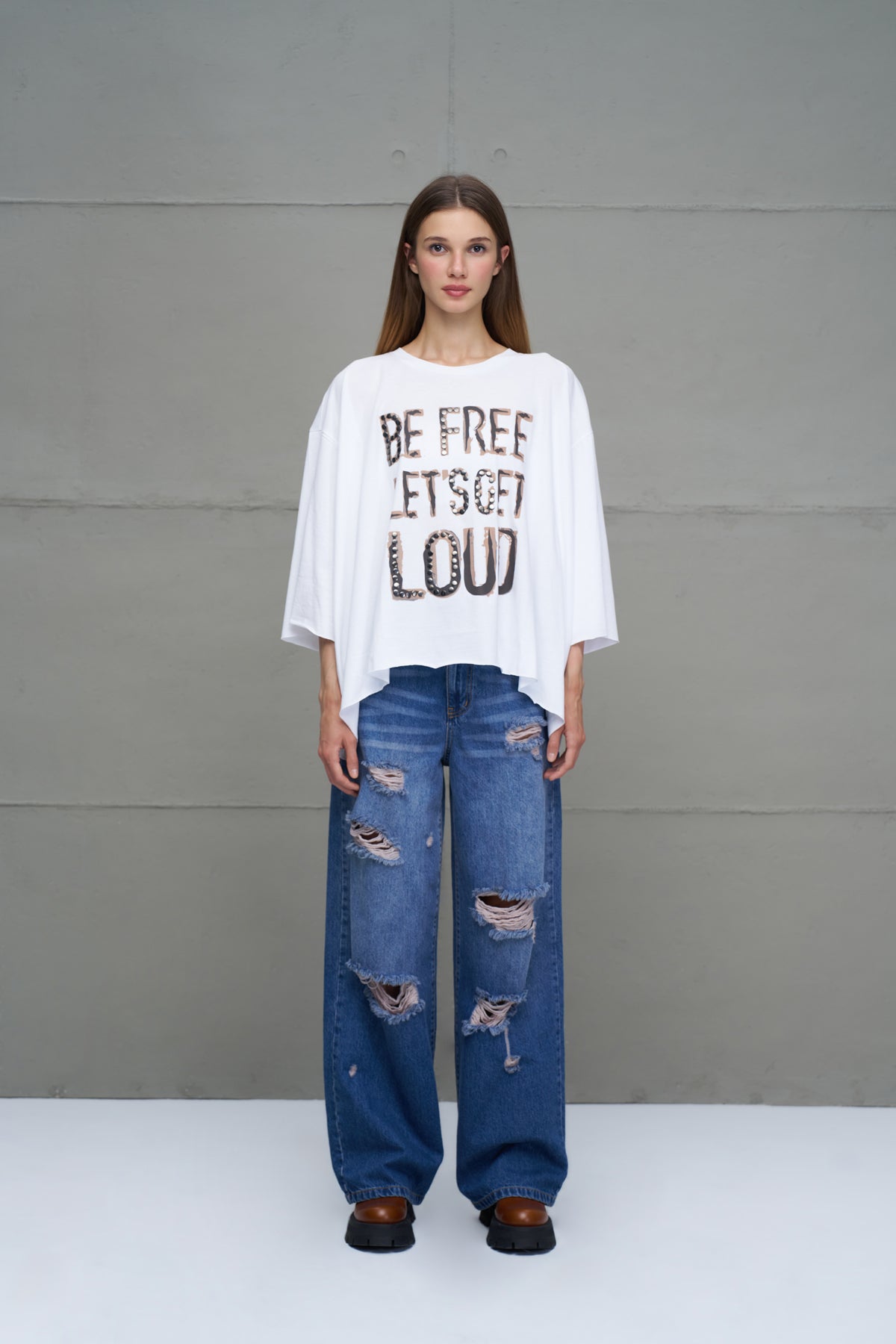 Beyaz Sloganli Asimetrik Oversize T-Shirt 18035