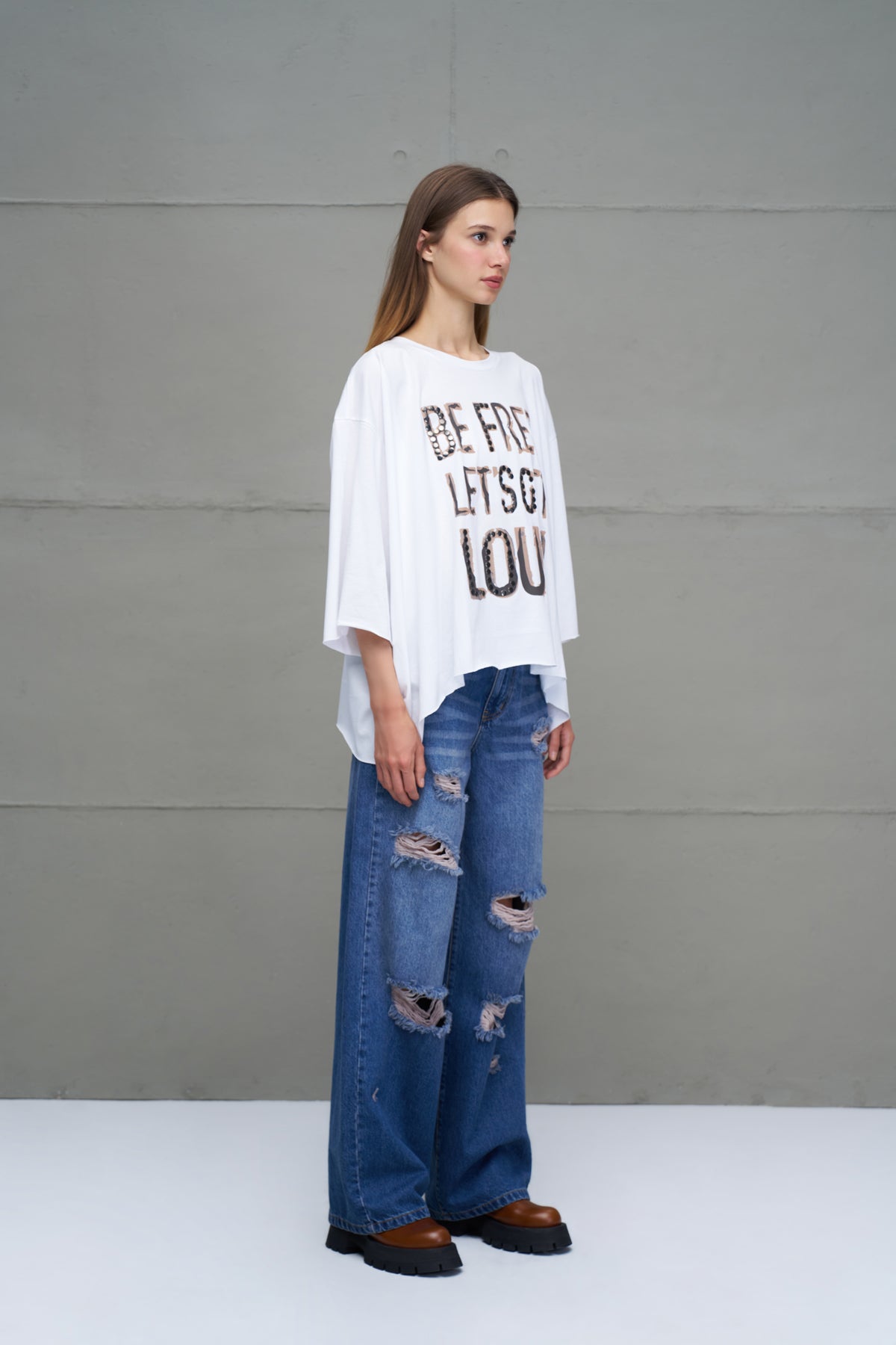Beyaz Sloganli Asimetrik Oversize T-Shirt 18035