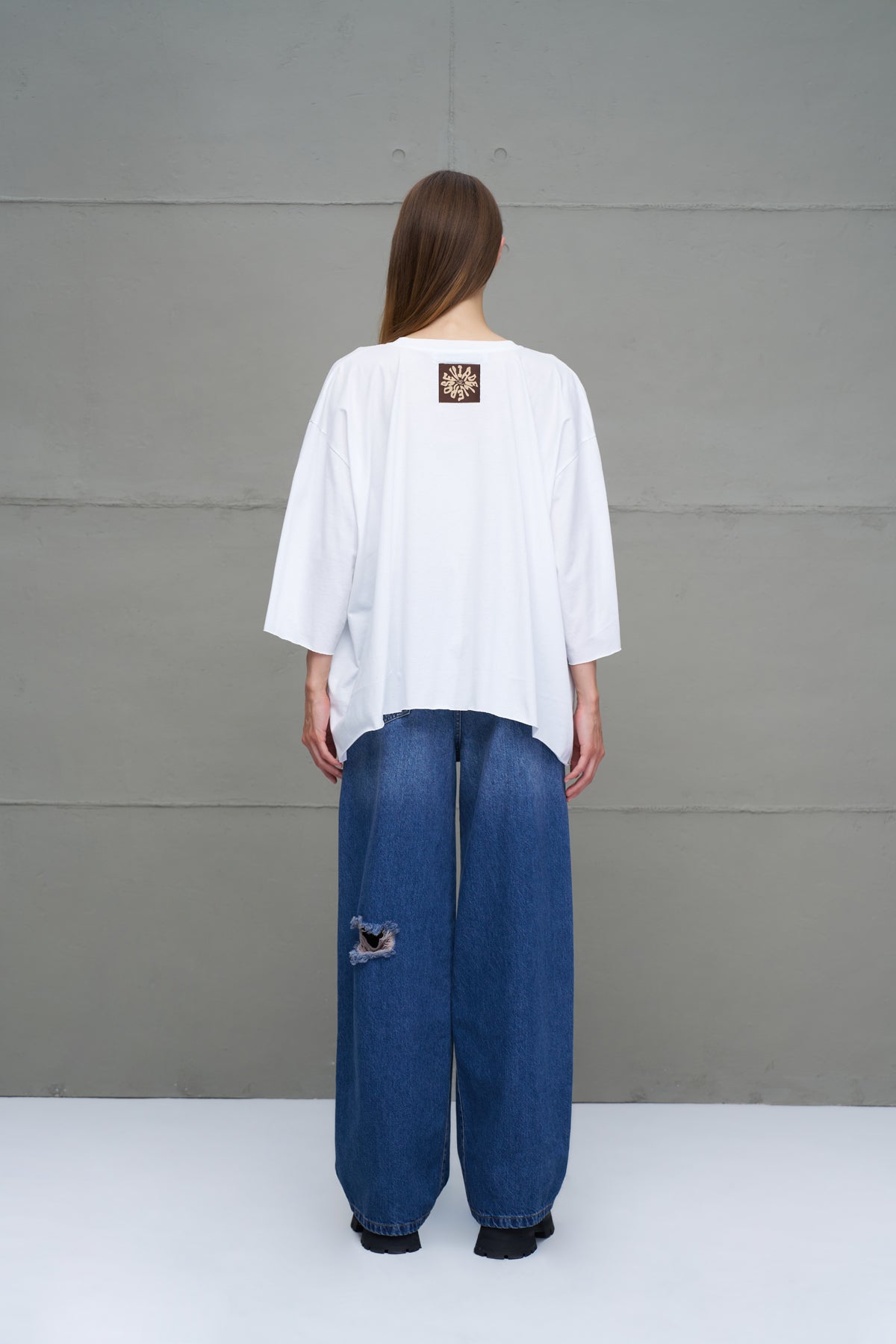 Beyaz Sloganli Asimetrik Oversize T-Shirt 18035