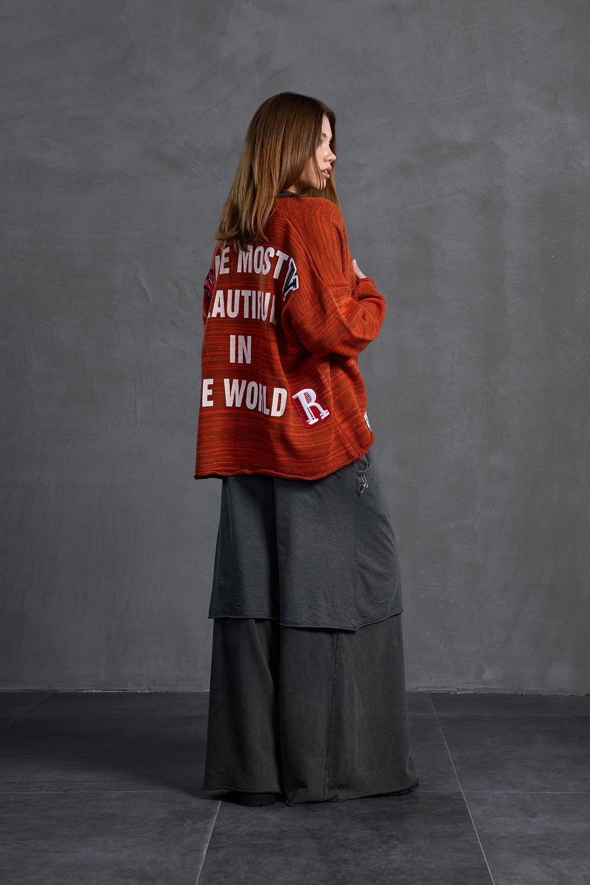 Kahverengi Turuncu Sloganli Oversize Hirka 18062