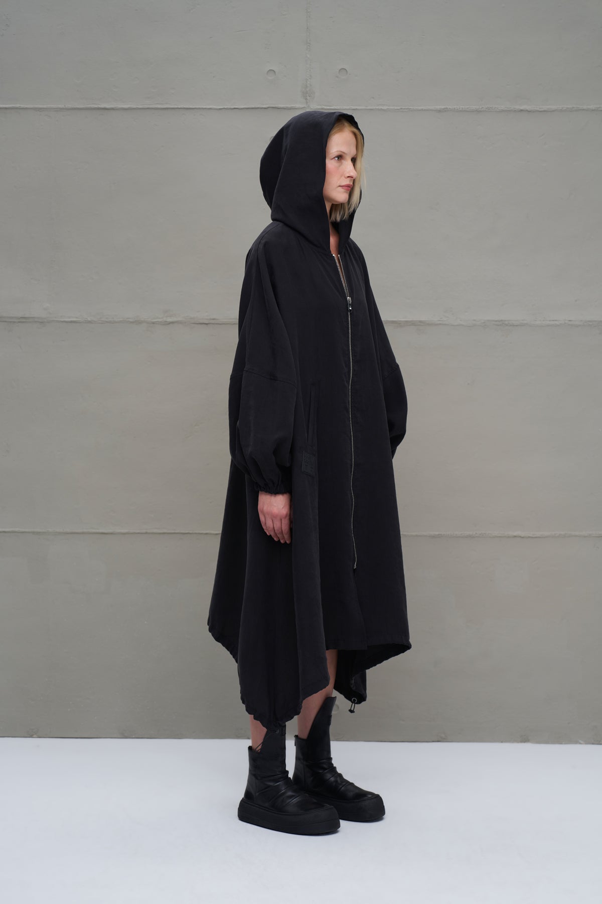 Siyah Kapüsonlu Asimetrik Oversize Uzun Elbise 18274
